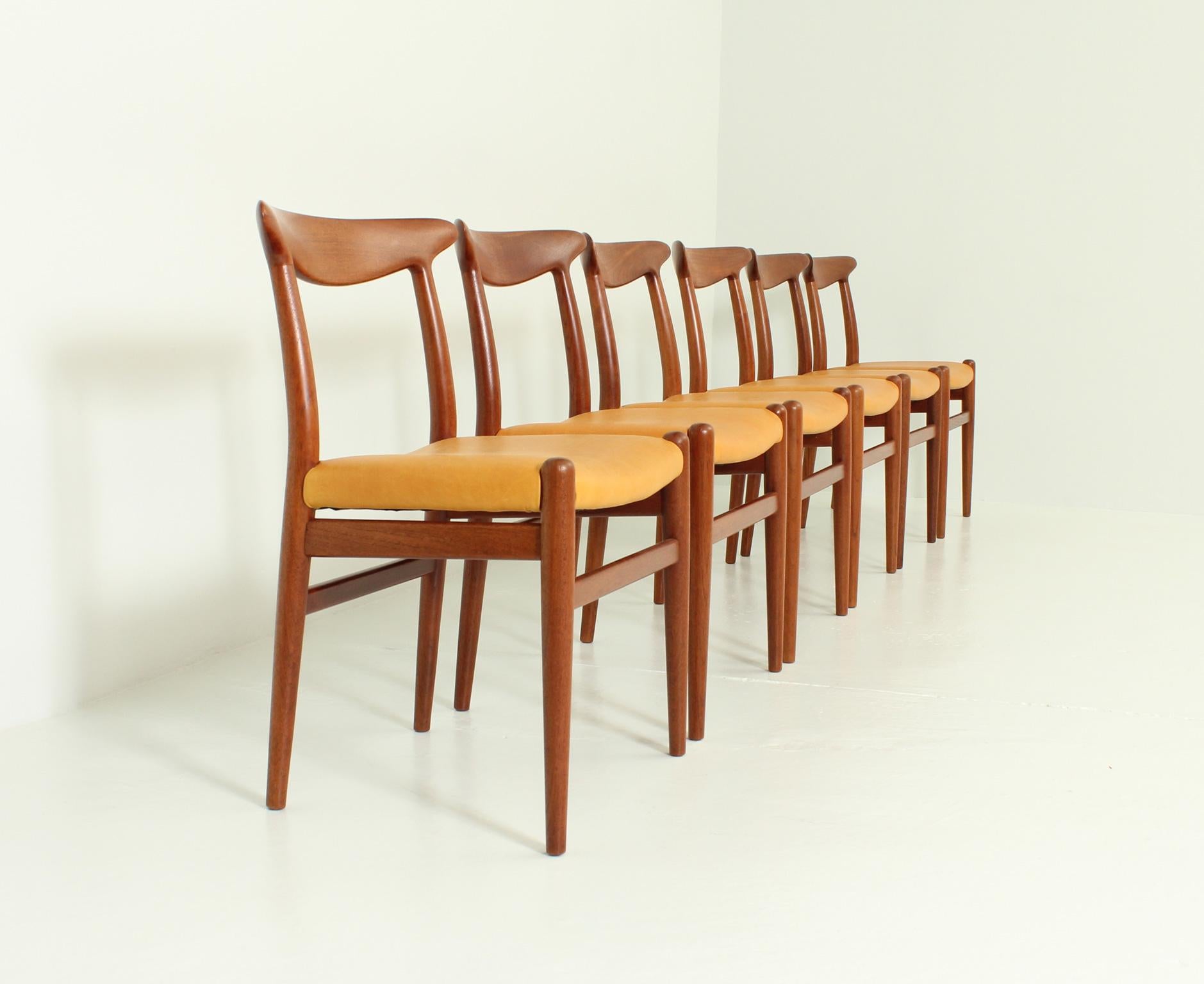 Leather Set of Six W2 Dining Chairs by Hans Wegner For Sale