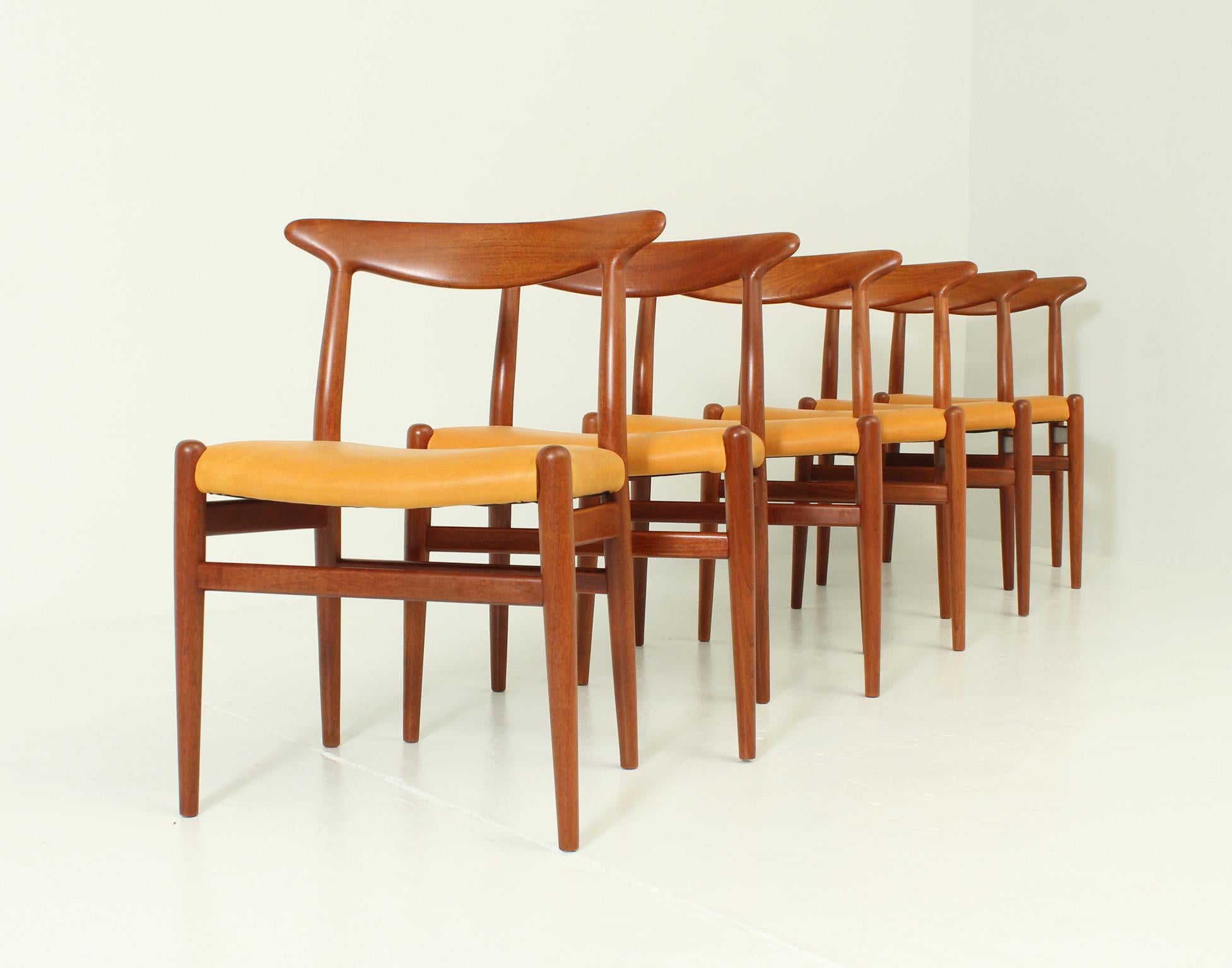 Ensemble de six chaises de salle à manger W2 de Hans Wegner en vente 2