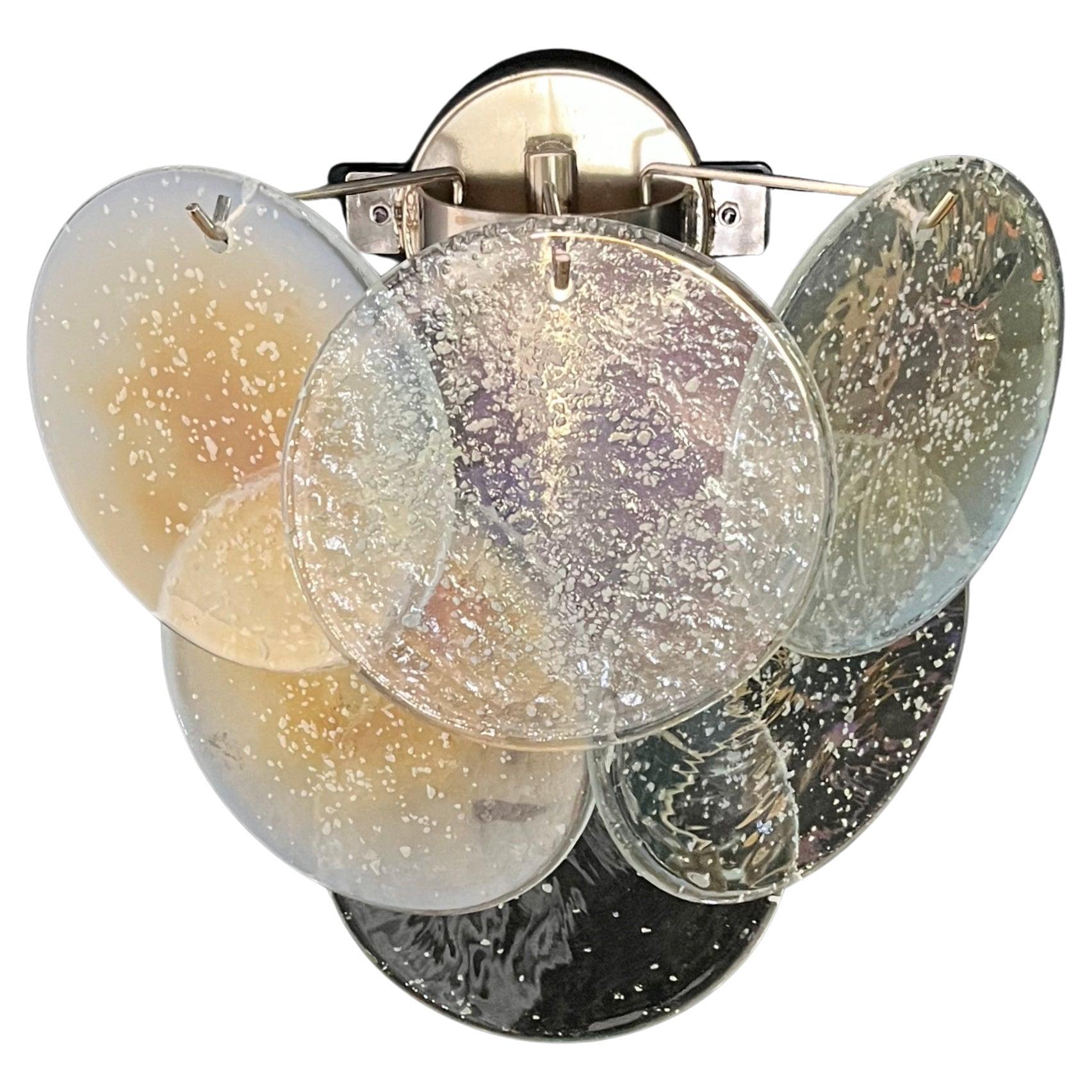 Metallo Set di sei lampade da parete a disco iridescenti di Murano in vendita