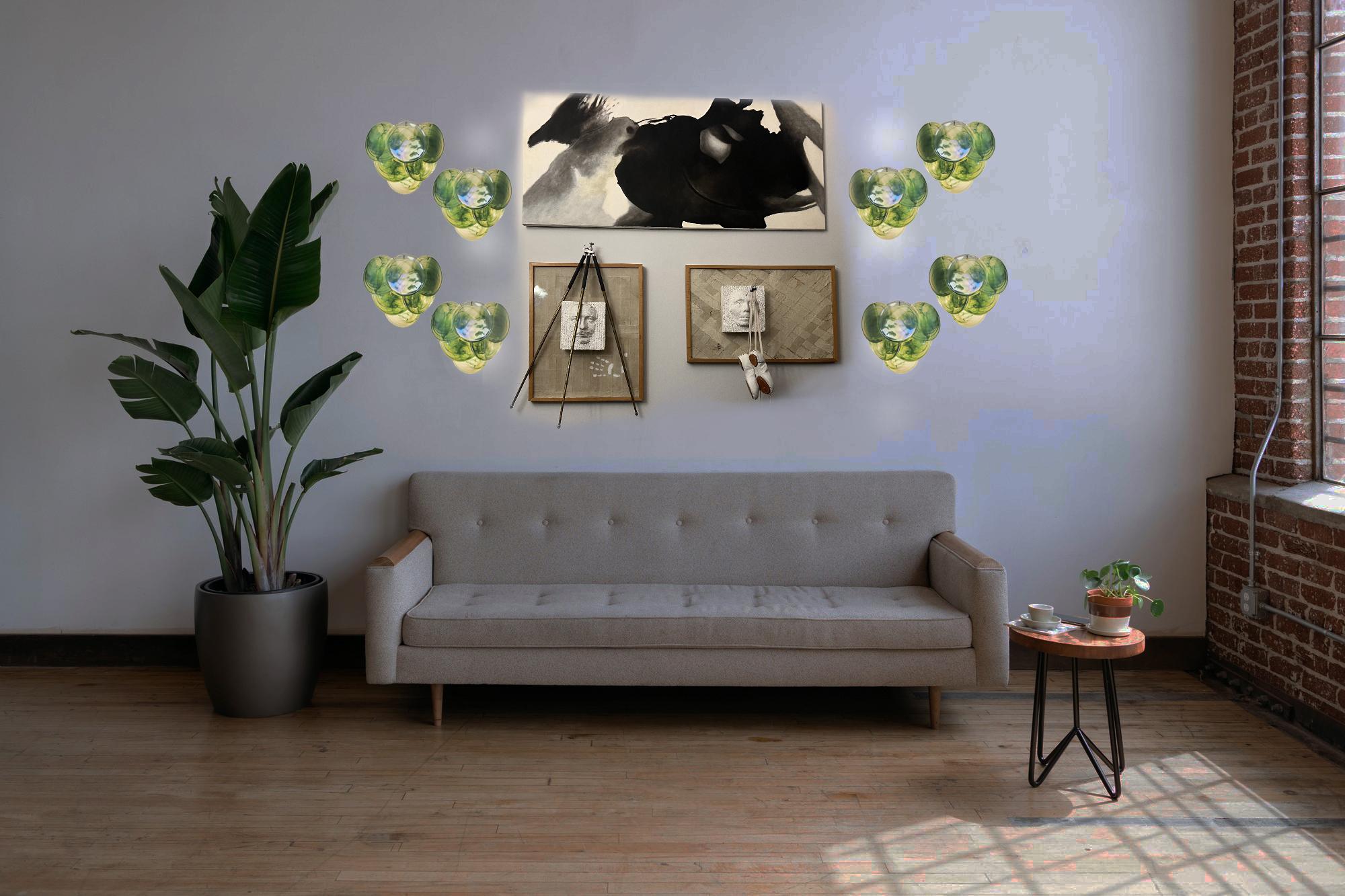 Set di sei appliques italiane vintage di Murano in stile Vistosi. Wall lights have 10 glass for each, iridescent alabaster green discs. I vetri, ormai introvabili, hanno la particolarità di riflettere una molteplicità di colori, che rende il