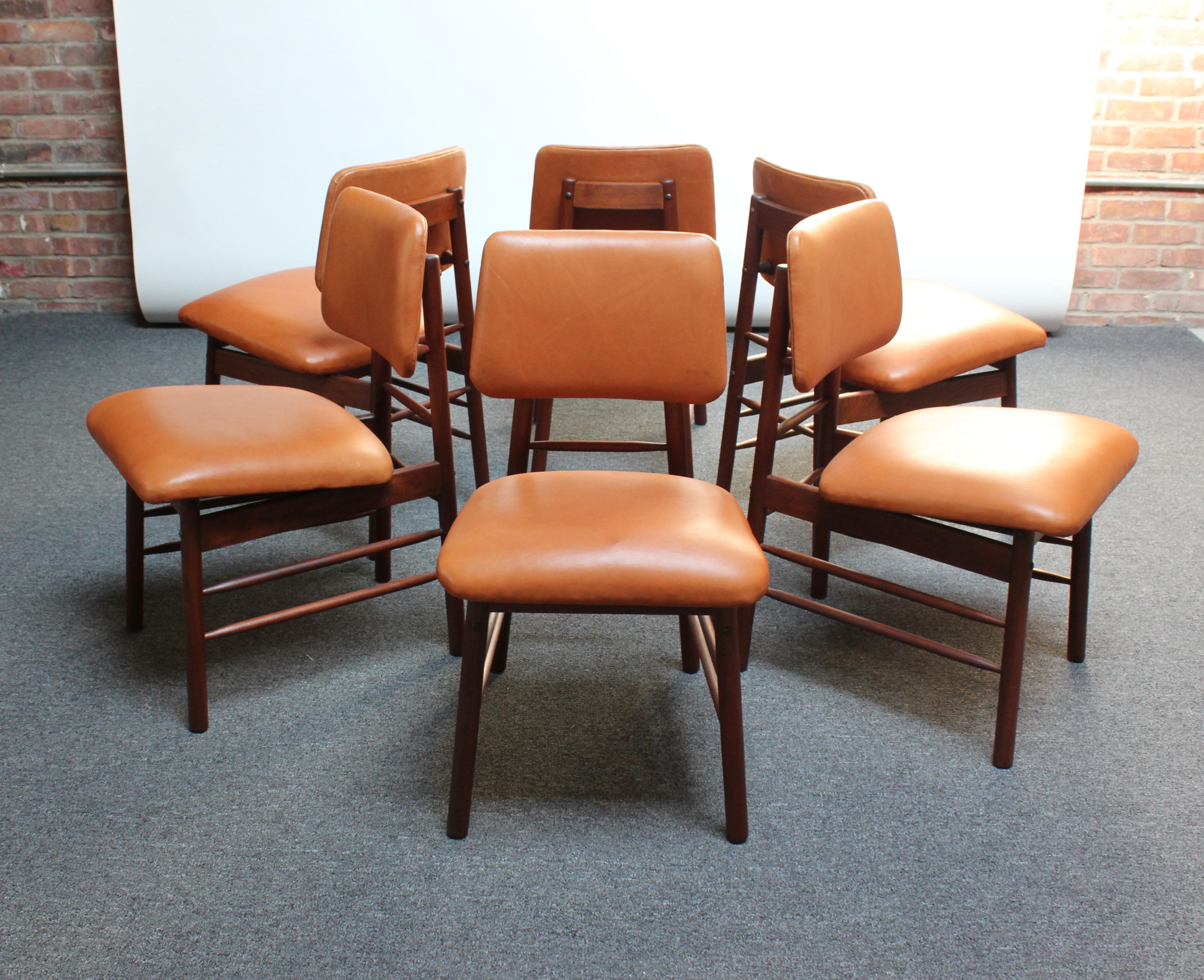 Set of six walnut dining chairs (Model no. 6260) designed in 1952 by Greta Magnusson Grossman for Glenn of California. Iconic chairs which earned the Good Design award from the Museum of Modern Art (New York).
Newly refinished and reupholstered in
