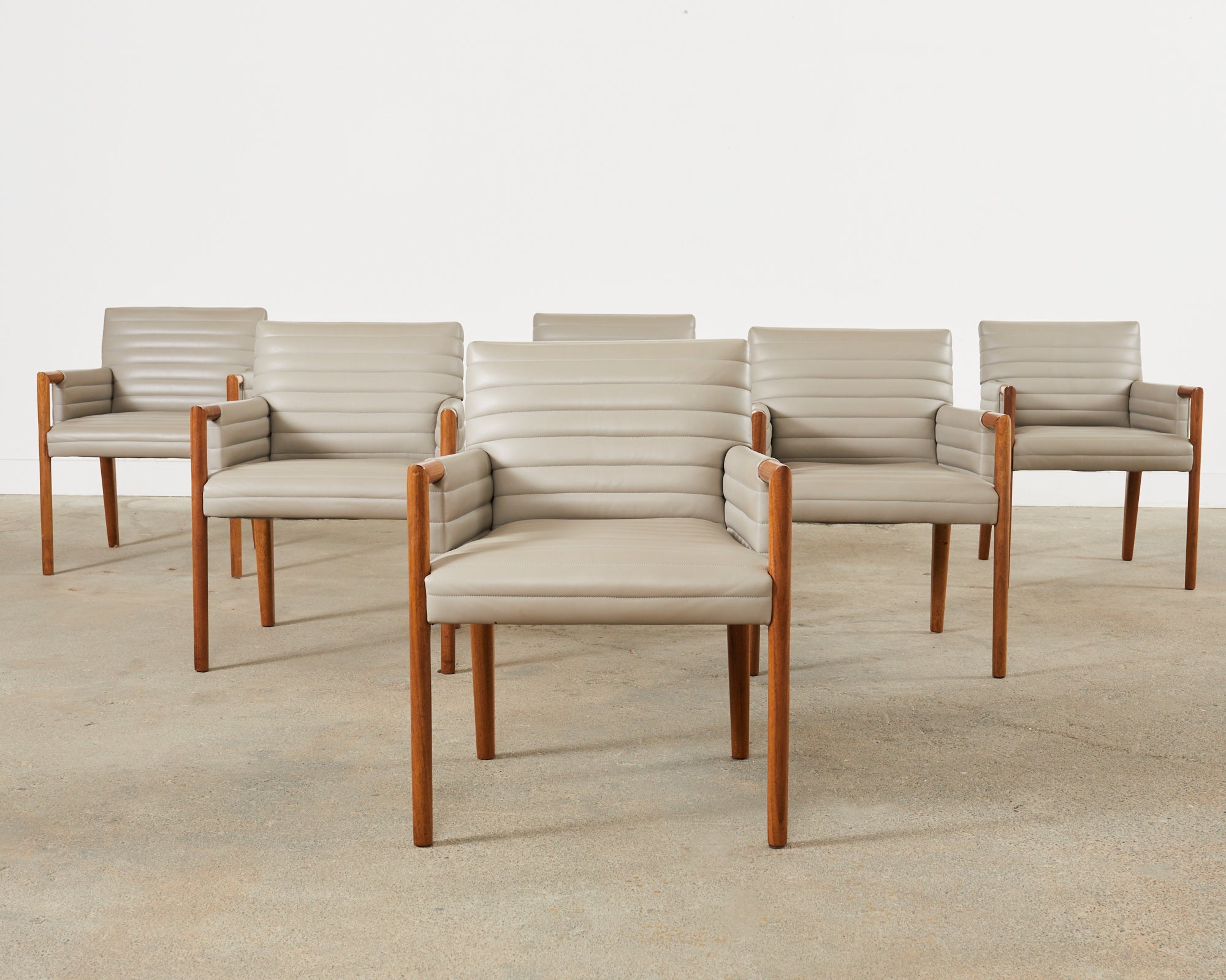 Bemerkenswerter Satz von sechs Esstischsesseln, entworfen von Douglas Levine für Bright Chair Company in New York. Der Sessel Gosha hat einen dicken Hartholzrahmen, der mit gestepptem Leder bezogen ist, das wie ein feiner italienischer Anzug sitzt.