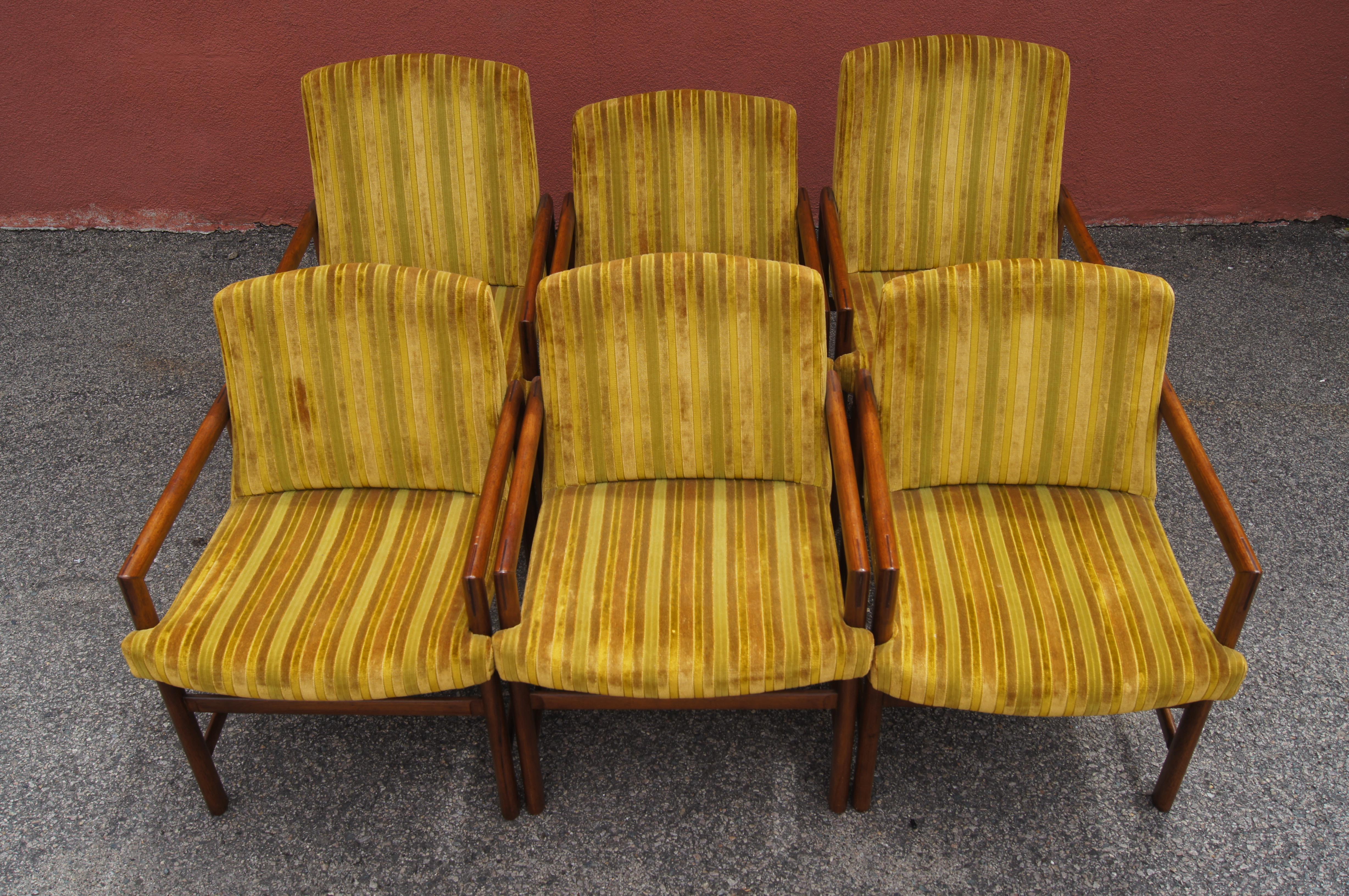Mid-Century Modern Ensemble de six fauteuils de salle à manger en noyer par Rapids of Boston en vente