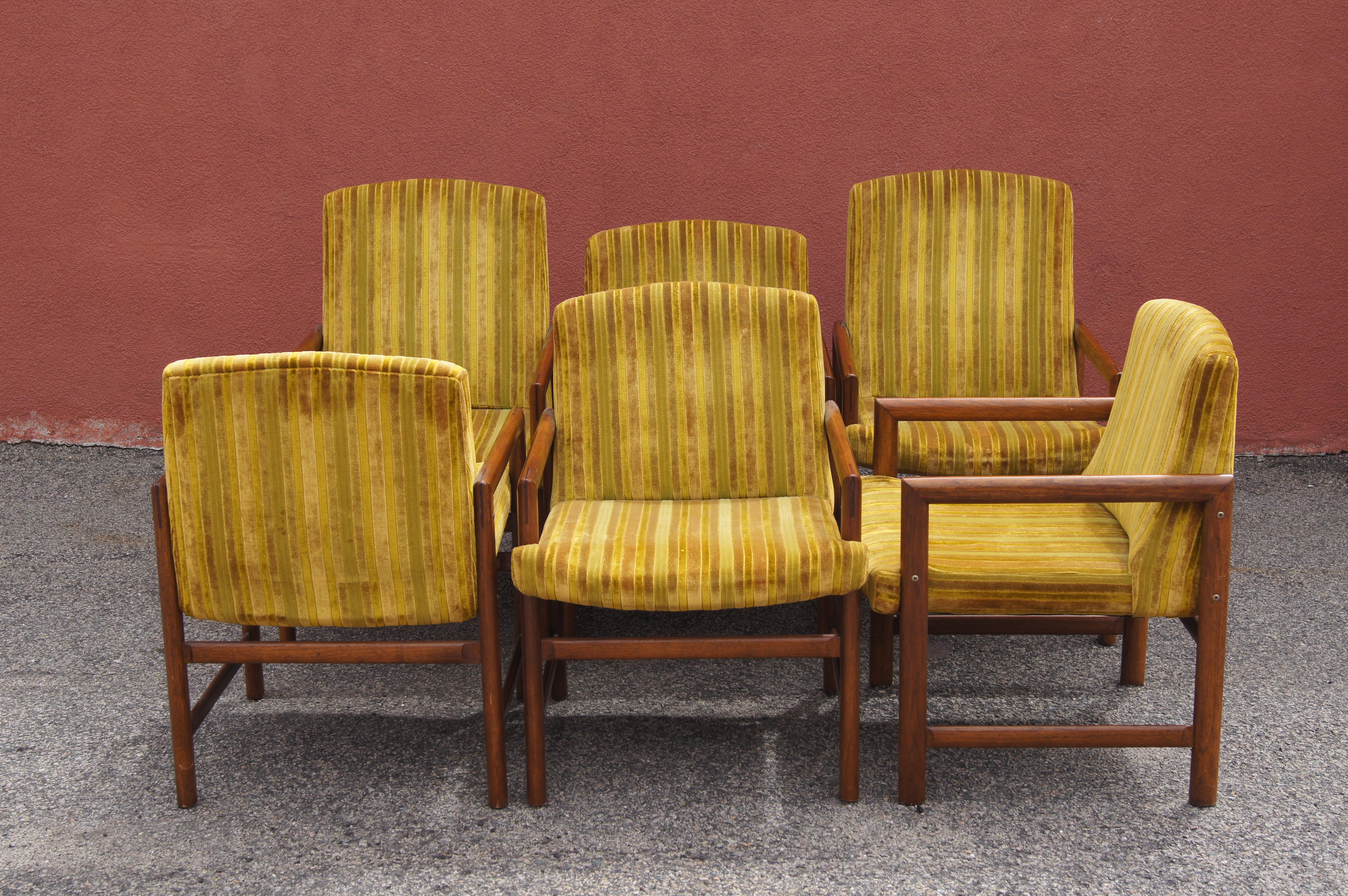 Américain Ensemble de six fauteuils de salle à manger en noyer par Rapids of Boston en vente