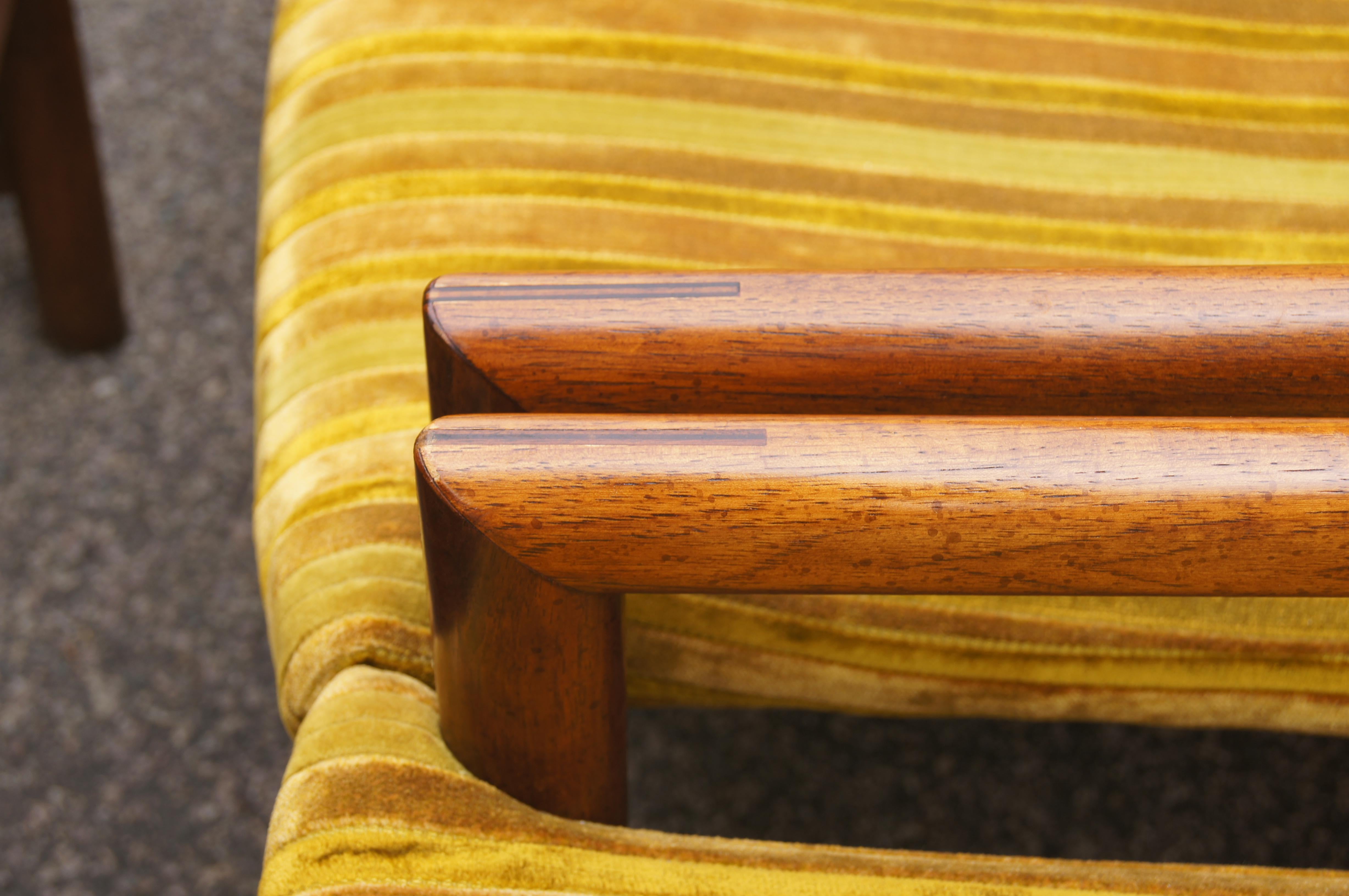 Textile Ensemble de six fauteuils de salle à manger en noyer par Rapids of Boston en vente