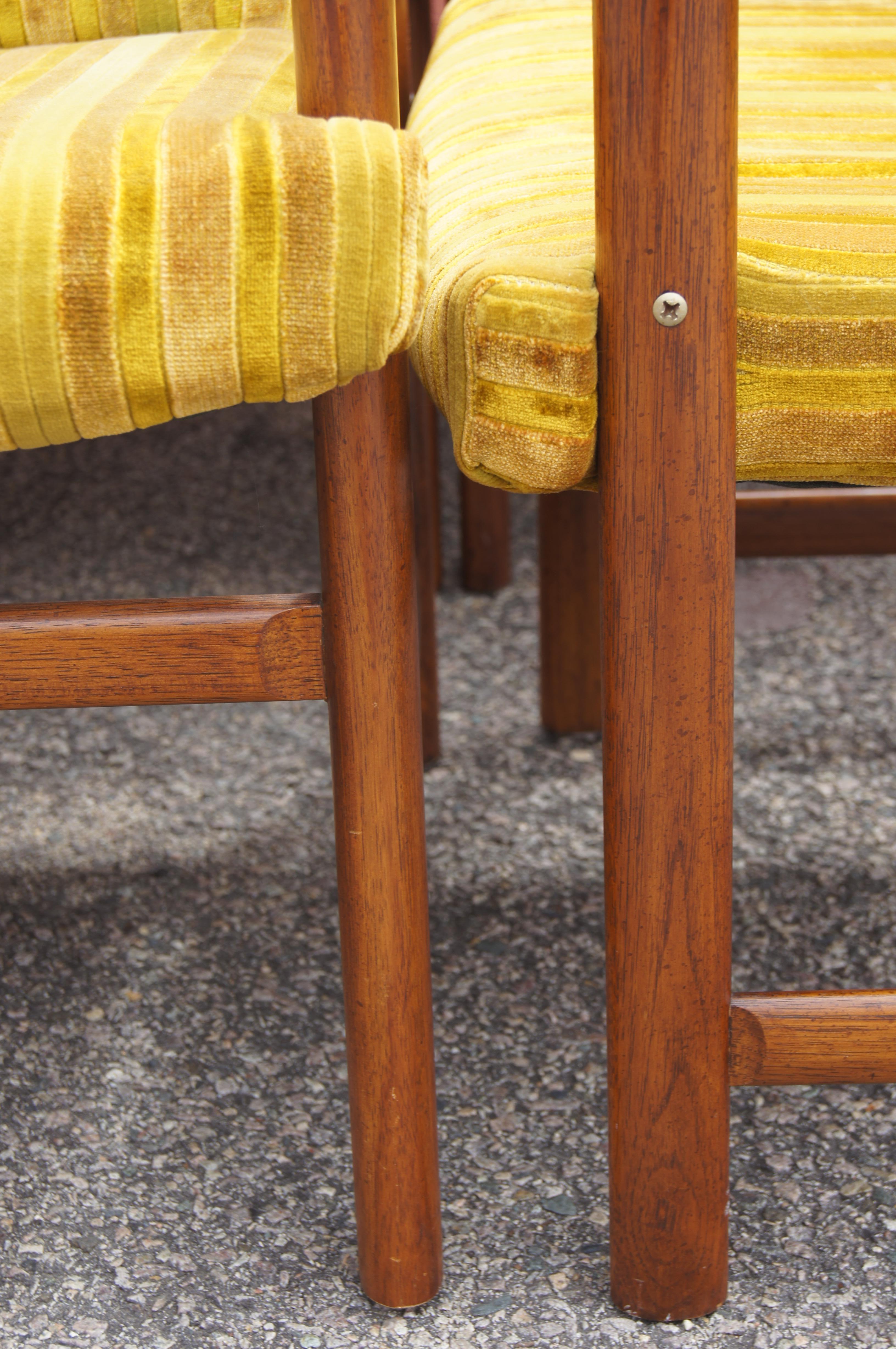 Ensemble de six fauteuils de salle à manger en noyer par Rapids of Boston en vente 1