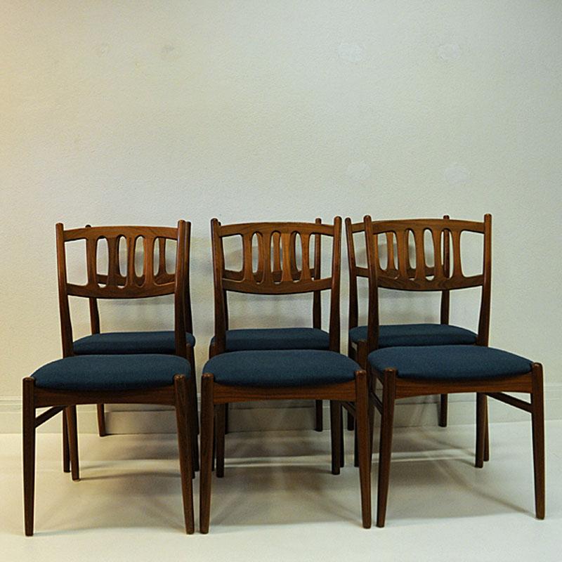 Set of six dining chairs in solid walnut and with seats in wool fabric in a nice bluegreen color from Gudbrandsdalen Uldvarefabrikk. The seats are removable. Designed by Bendt Winge and manufactured in Norway by Gustav Bahus in the 1950s. All six