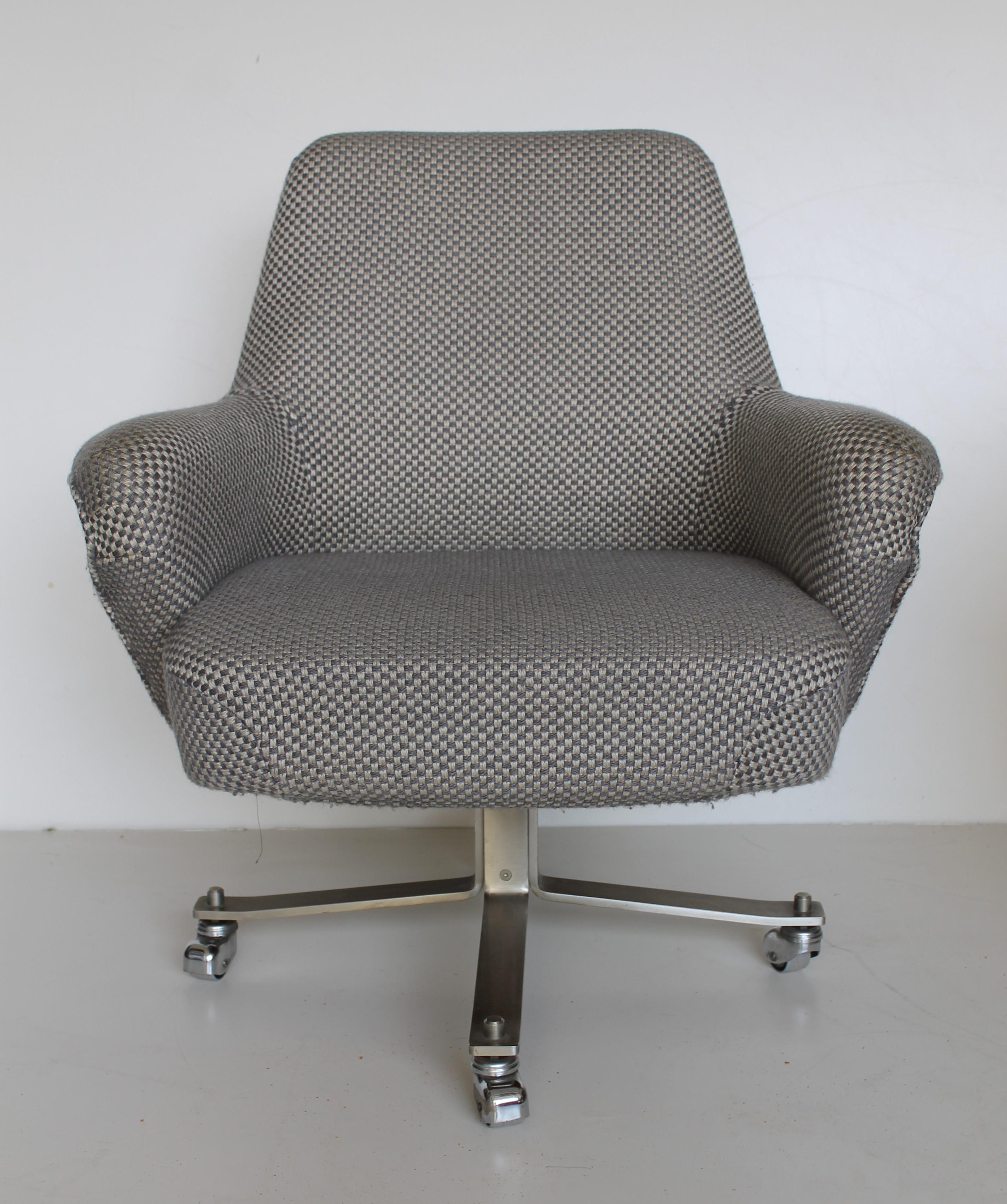 Set of six 1970s swivel armchairs by Gianni Moscatelli for Formanova.
Grey and white removable and washable woven fabric and steel legs with wheels.

Detailed pictures show the clean fabric.