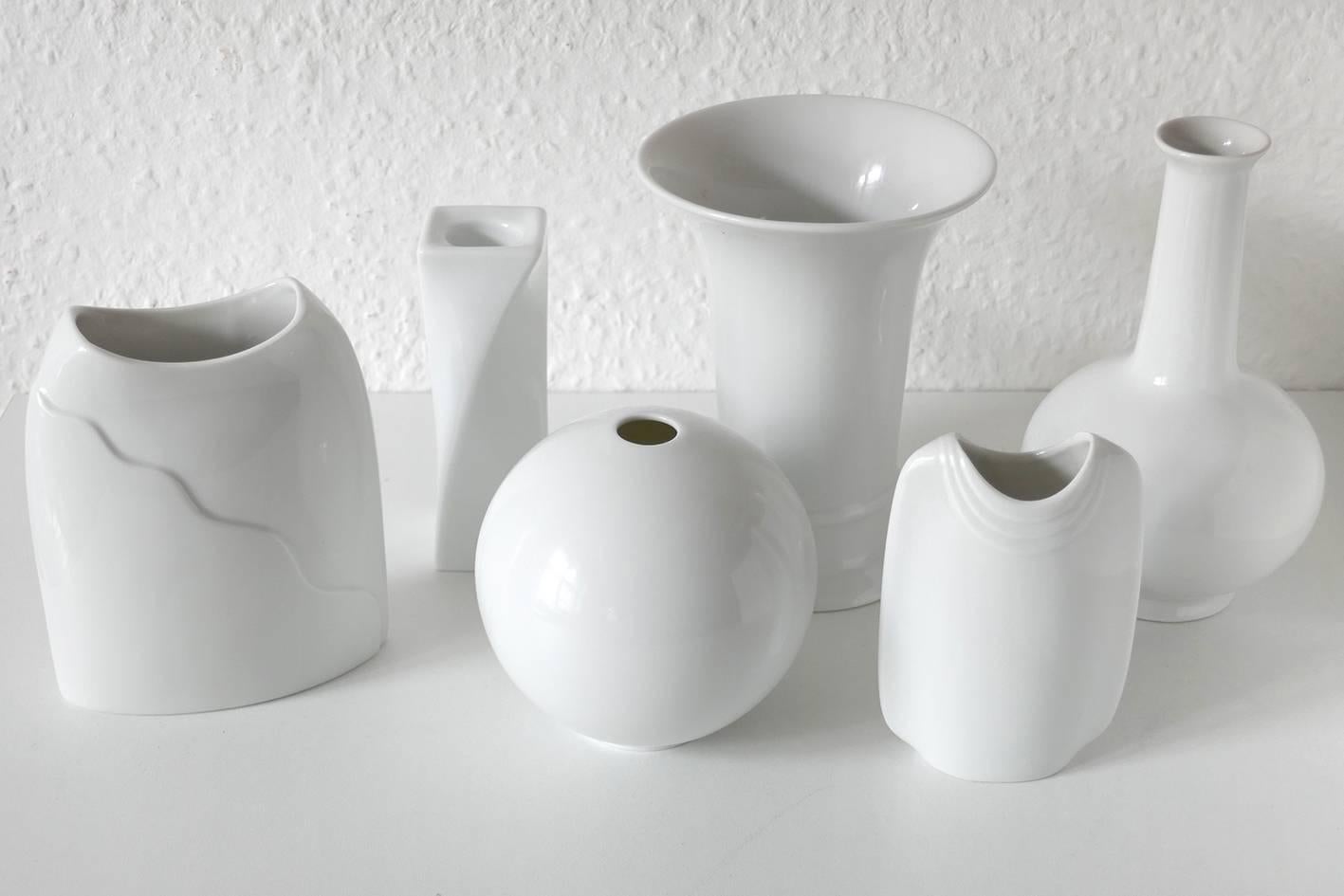 Set von sechs weißen Porzellanvasen mit Kerzenhalter M. Fray (Moderne der Mitte des Jahrhunderts) im Angebot