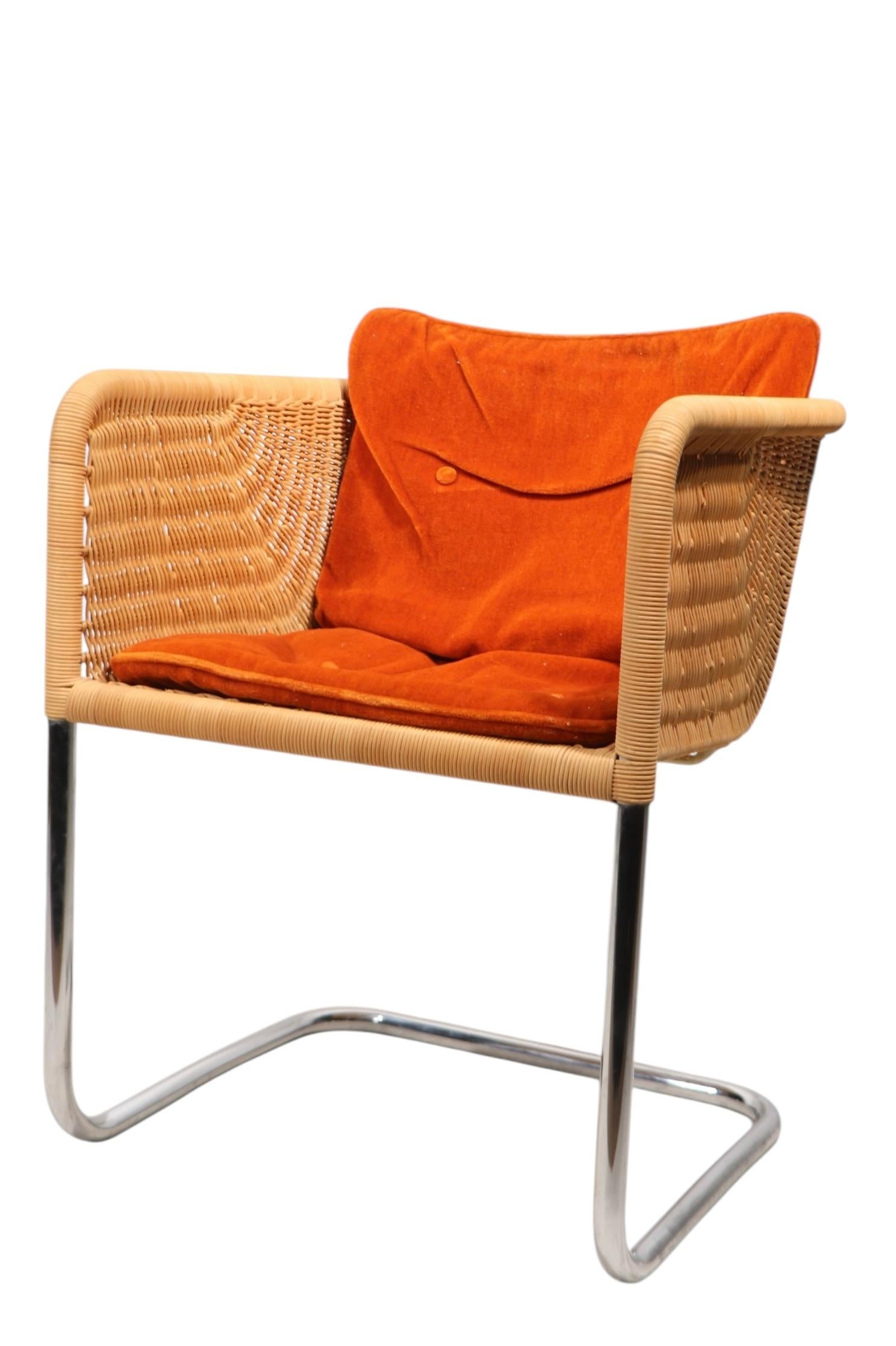 Elegante set di sedie da pranzo in vimini intrecciato e tubolare cromato, design attribuito a Kastholm e Fabricus, per Harvey Probber Inc. realizzato in Danimarca circa negli anni '70. Il design di queste sedie è oggetto di dibattito all'interno