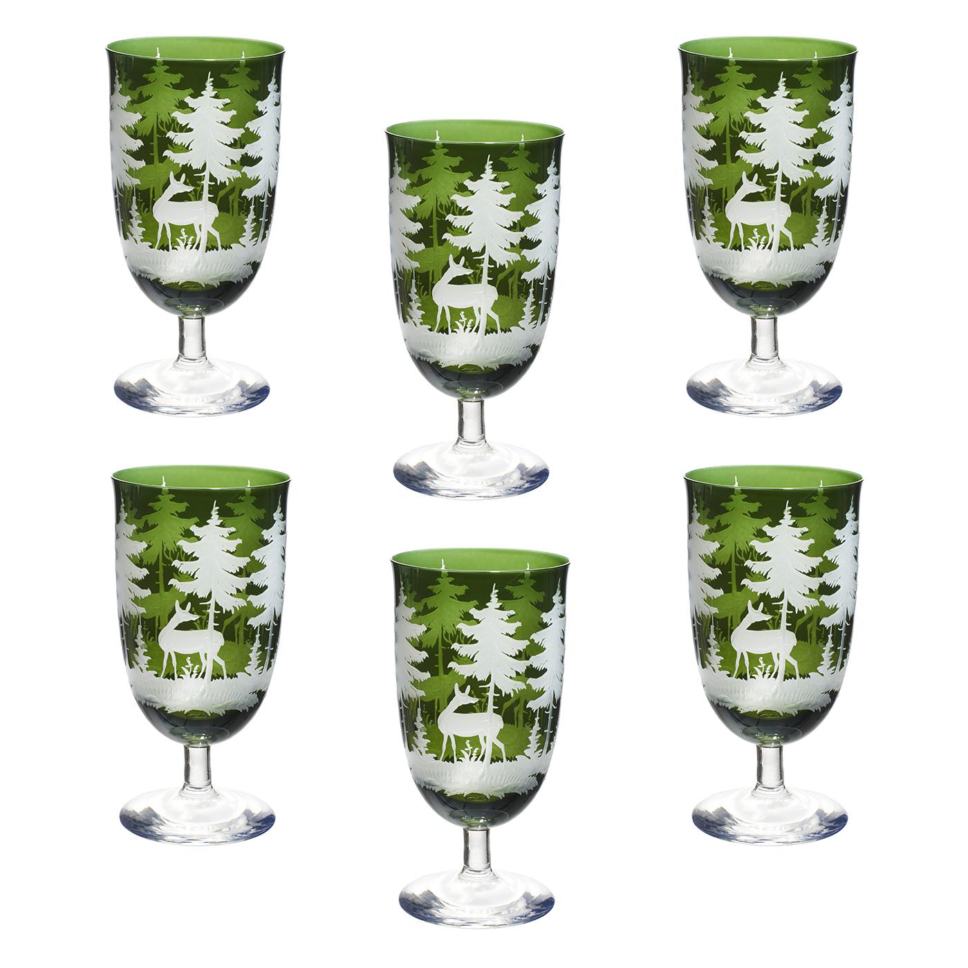 Satz von sechs mundgeblasenen Weinbechern in grünem Kristall mit antikem Jagddekor rundum. Das charmante handgravierte Dekor zeigt Rehe und Bäume im Stil des Schwarzwaldes. Der Sockel ist in klarem Kristall und der Kelch ist in grün. Die Gläser