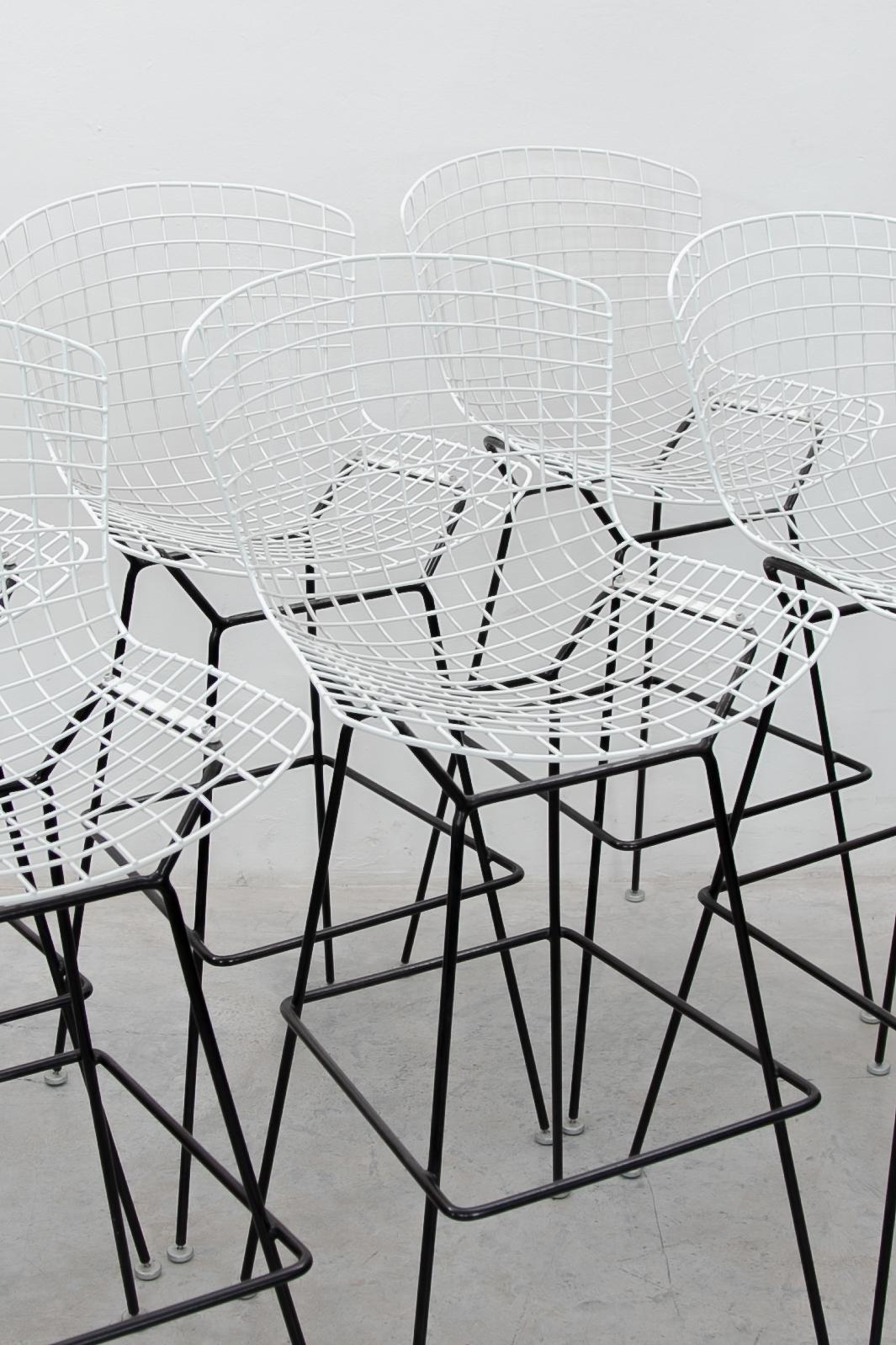 Set di sei sgabelli in filo bianco e nero disegnati da Bertoia per Knoll, Model 428c in vendita 2