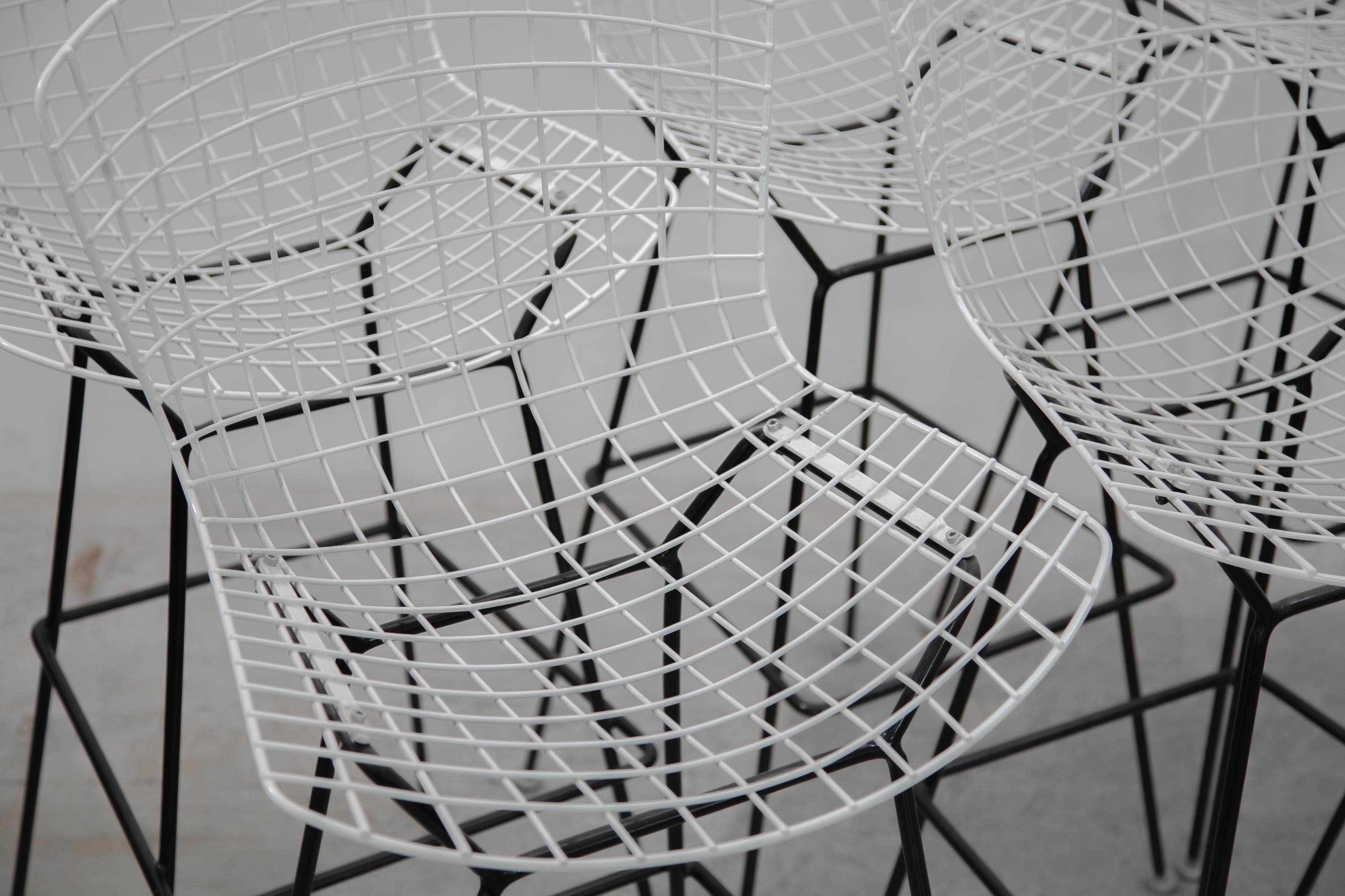 Set di sei sgabelli in filo bianco e nero disegnati da Bertoia per Knoll, Model 428c in vendita 3