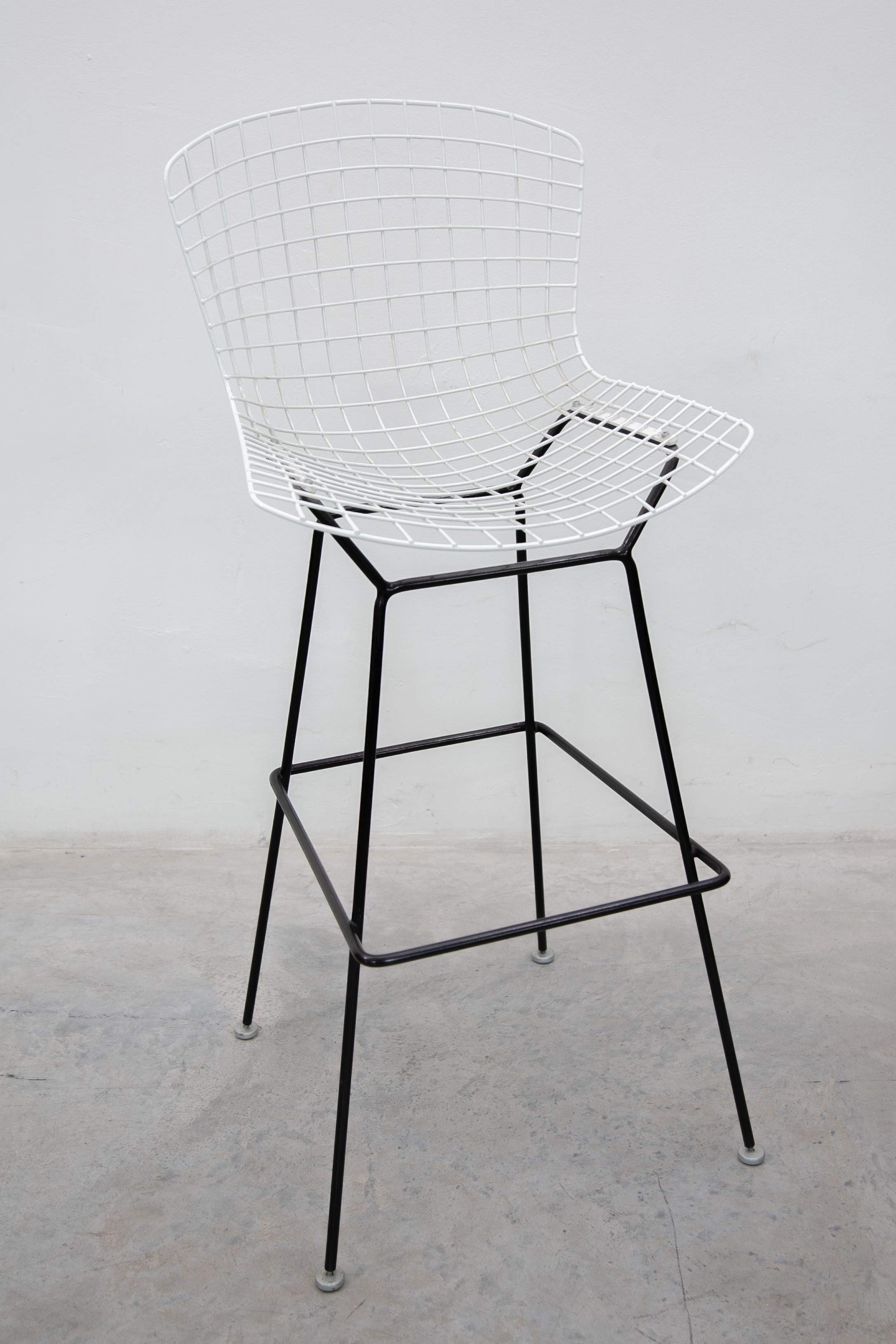 Set di sei autentici sgabelli da bar di Harry Bertoia per Knoll International, anni '60. Il telaio verniciato a polvere nera e le sedute verniciate a polvere bianca creano un bel contrasto. In buone condizioni originali, con piedini autoregolanti.