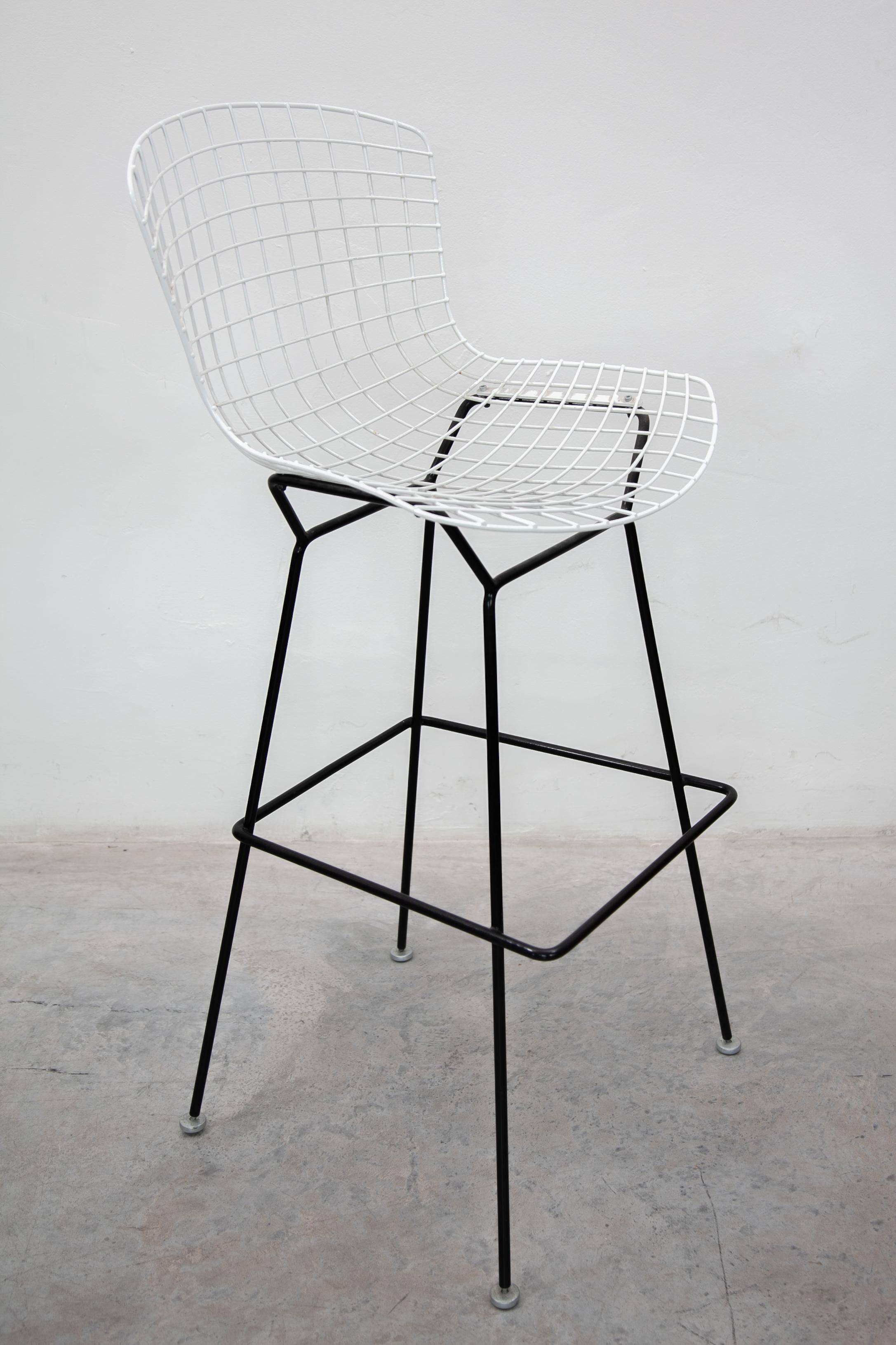 Mid-Century moderno Set di sei sgabelli in filo bianco e nero disegnati da Bertoia per Knoll, Model 428c in vendita