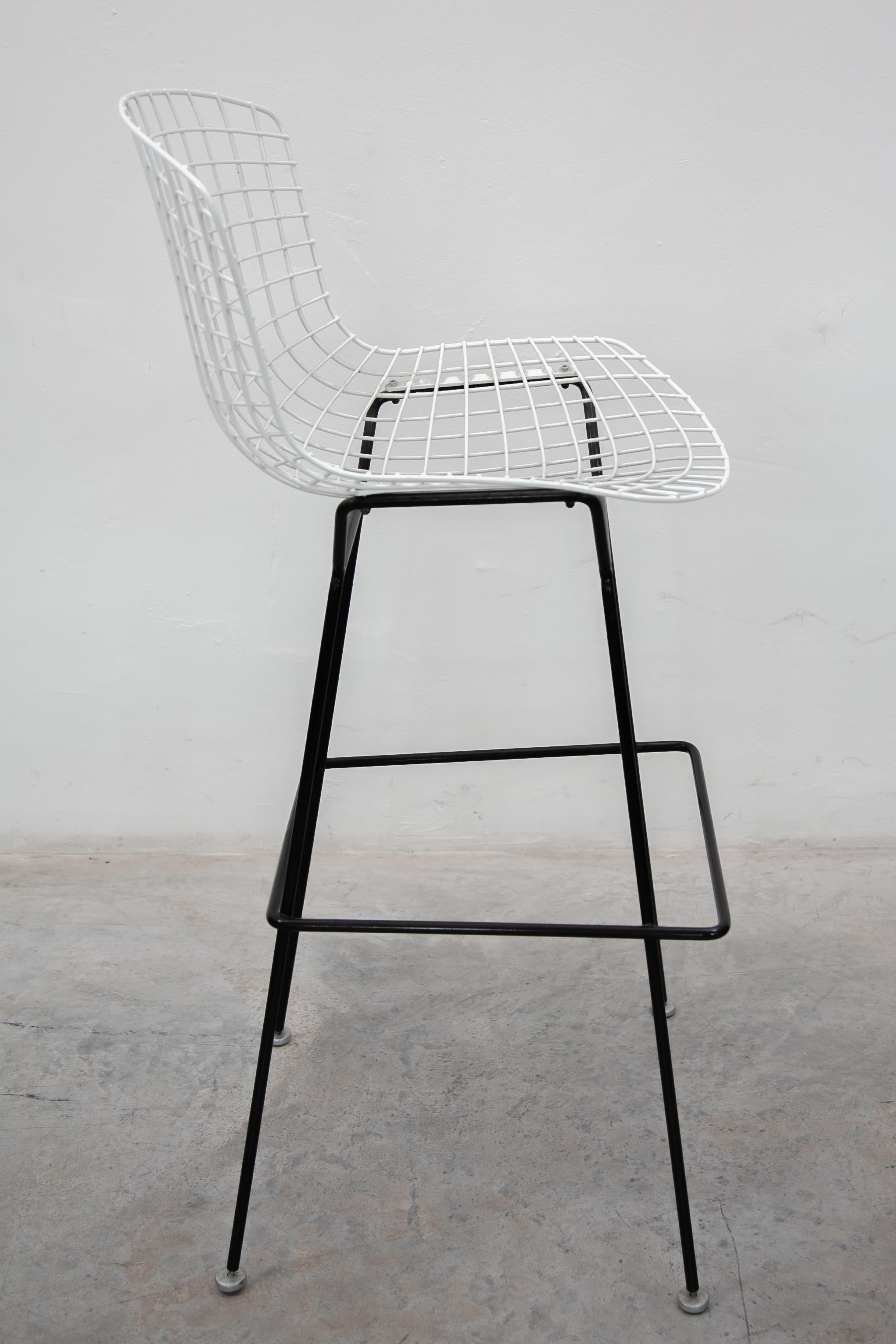 Tedesco Set di sei sgabelli in filo bianco e nero disegnati da Bertoia per Knoll, Model 428c in vendita