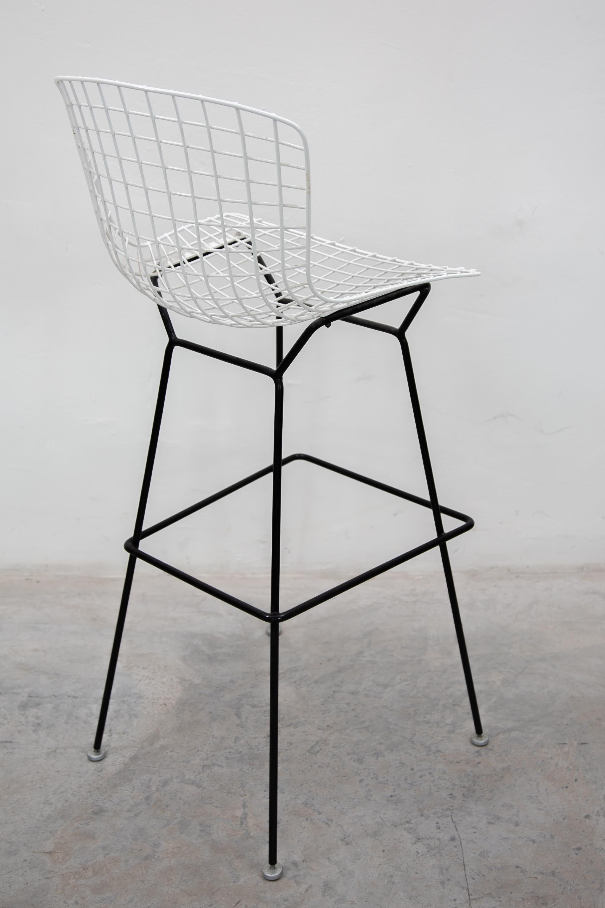 Verniciatura a polvere Set di sei sgabelli in filo bianco e nero disegnati da Bertoia per Knoll, Model 428c in vendita