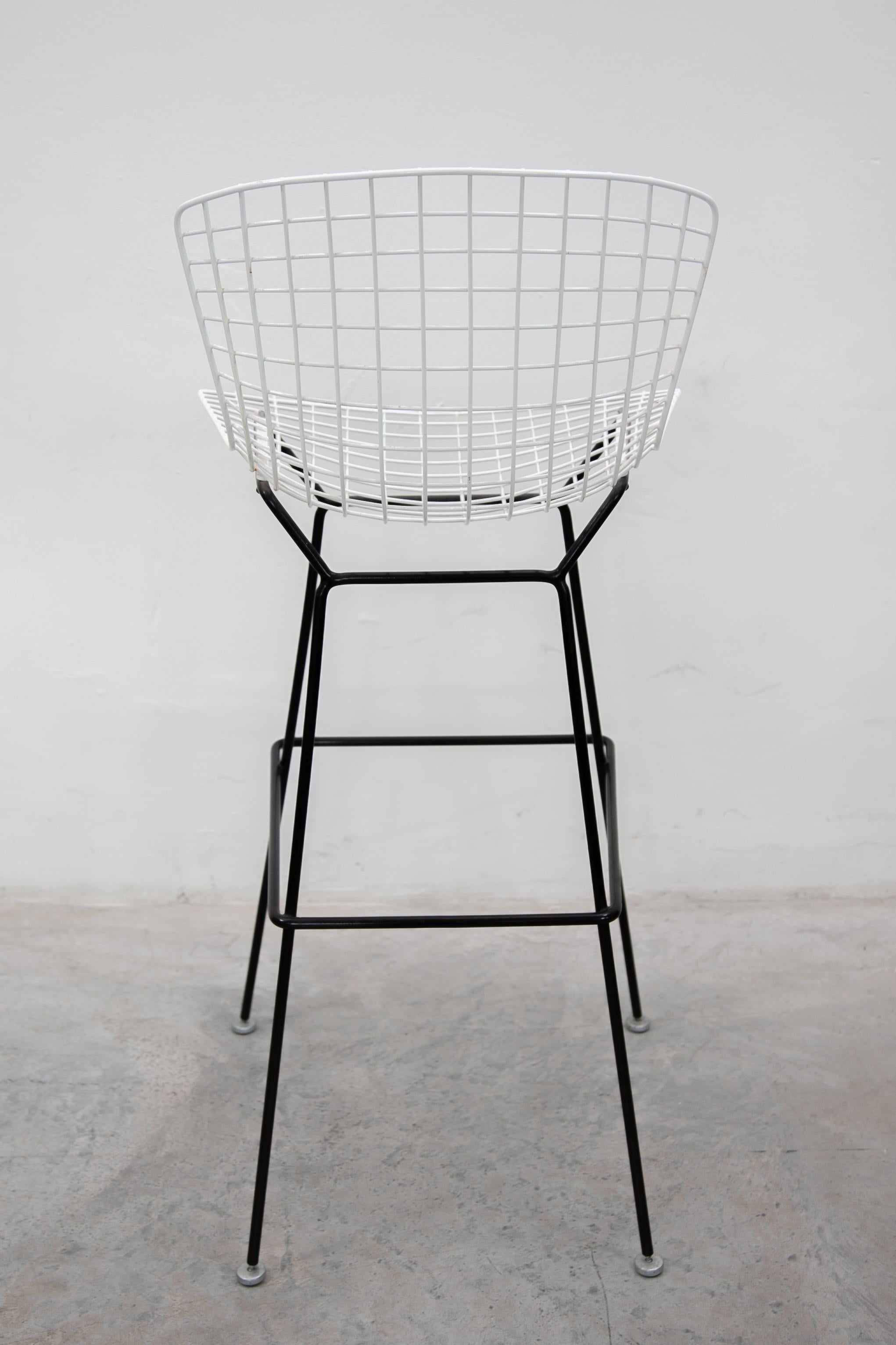 Set di sei sgabelli in filo bianco e nero disegnati da Bertoia per Knoll, Model 428c In condizioni buone in vendita a Antwerp, BE