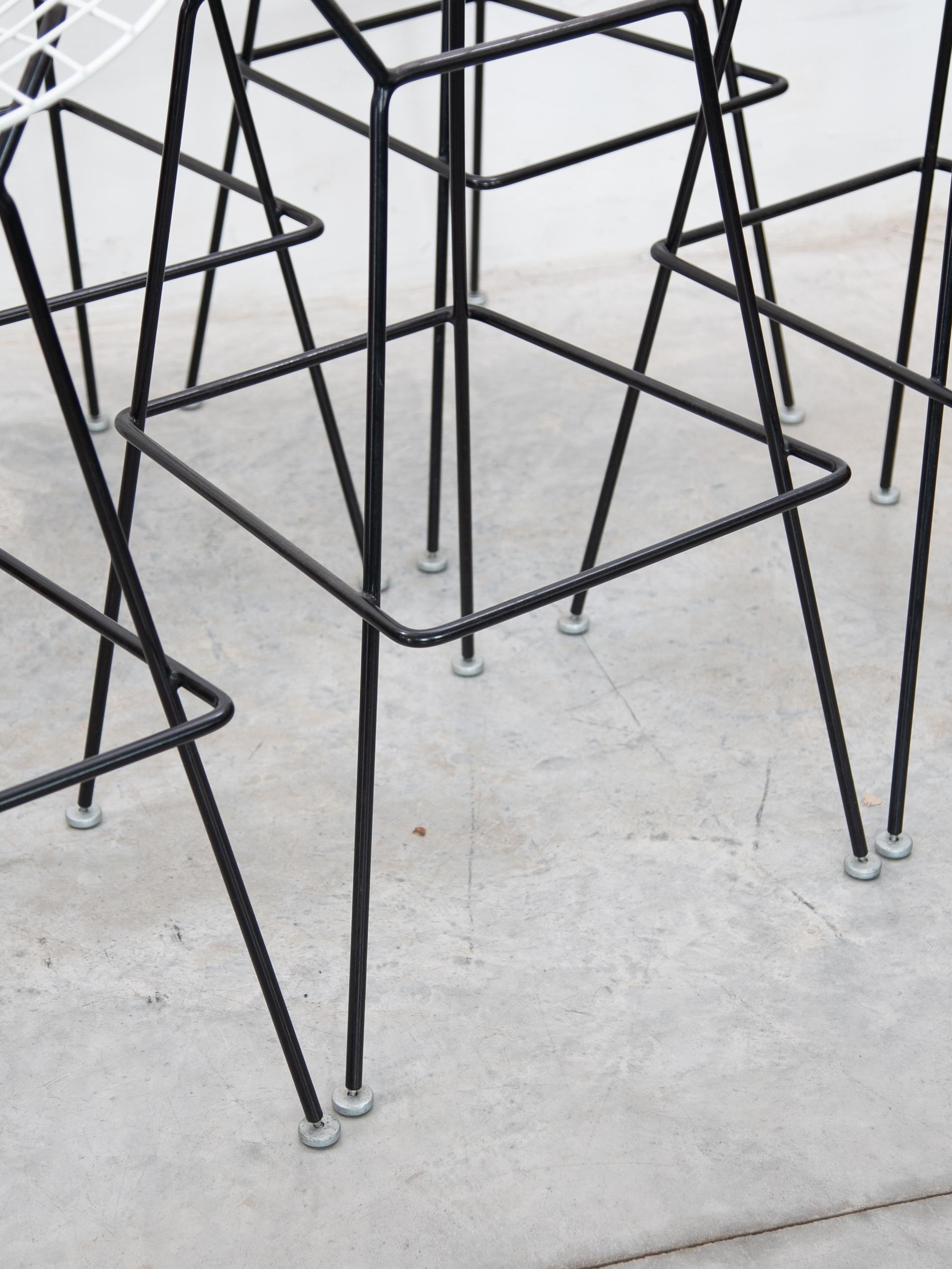 Metà XX secolo Set di sei sgabelli in filo bianco e nero disegnati da Bertoia per Knoll, Model 428c in vendita