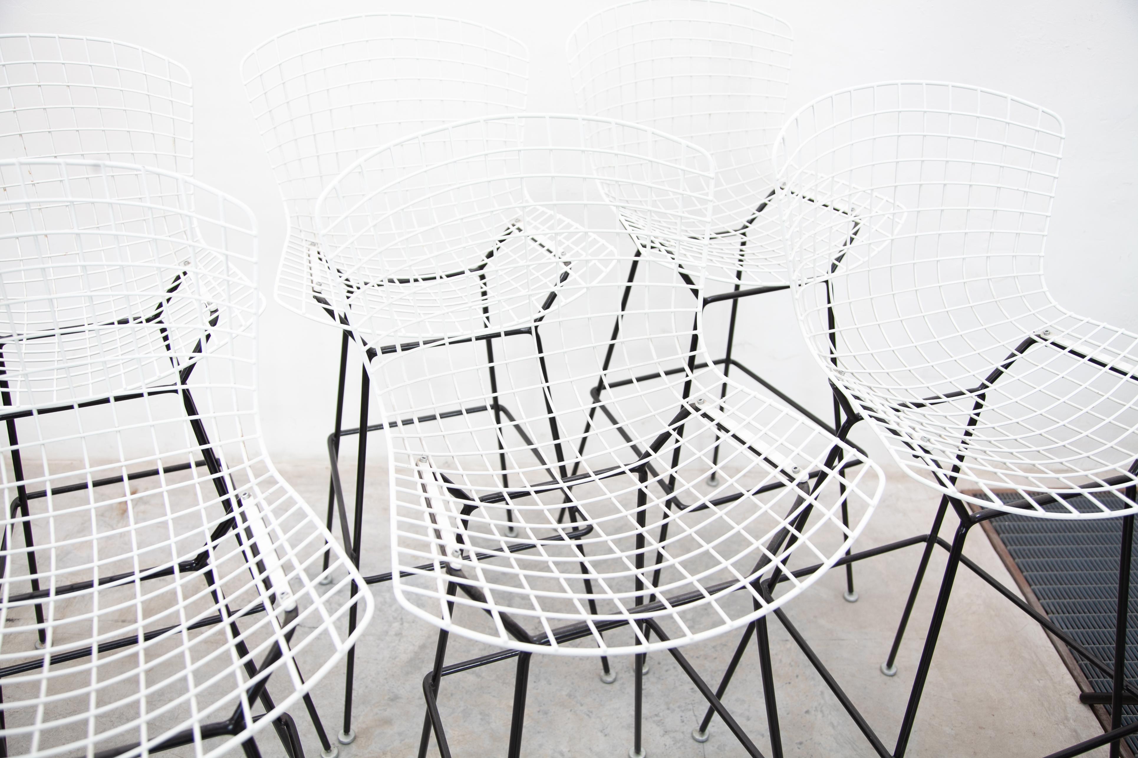 Metallo Set di sei sgabelli in filo bianco e nero disegnati da Bertoia per Knoll, Model 428c in vendita