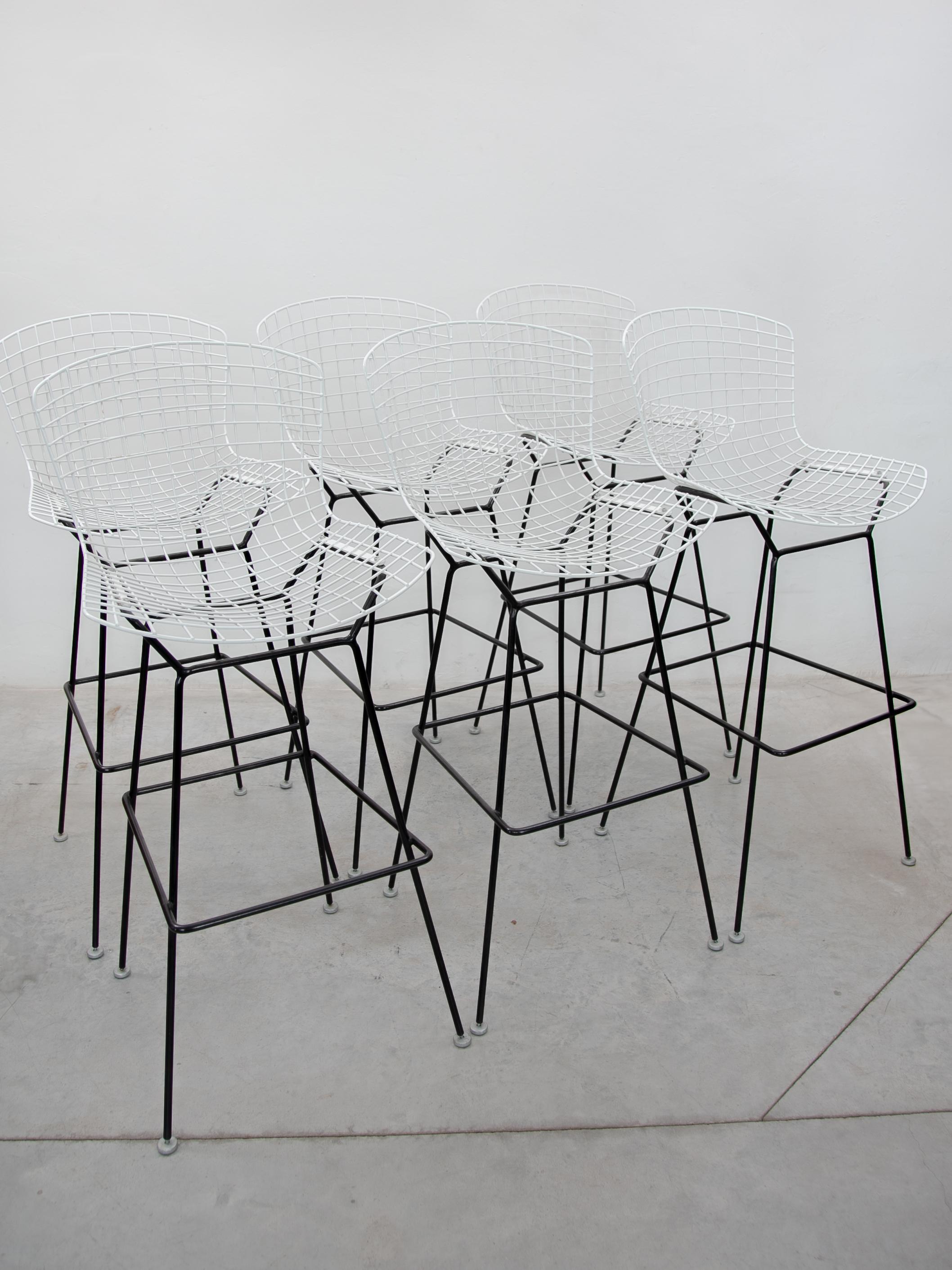 Set di sei sgabelli in filo bianco e nero disegnati da Bertoia per Knoll, Model 428c in vendita 1