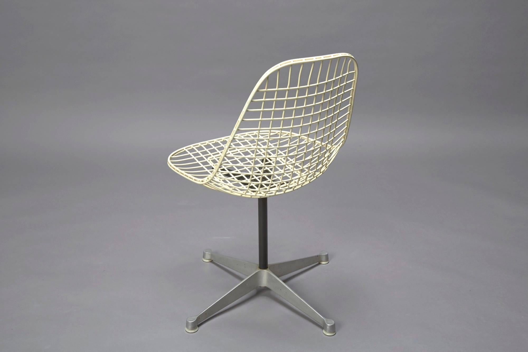 Set of Six Wire Chairs by Charles Eames for Herman Miller In Good Condition In Belmont, MA