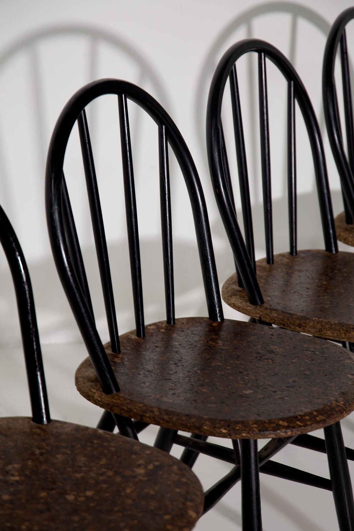 Cet ensemble de six chaises en bois des années 1970, fabriquées avec un savoir-faire italien, dégage une élégance subtile et un charme intemporel. Chaque chaise présente un cadre robuste et des lignes épurées, incarnant le style essentiel et