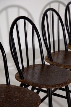 Ensemble de six chaises en bois et liège