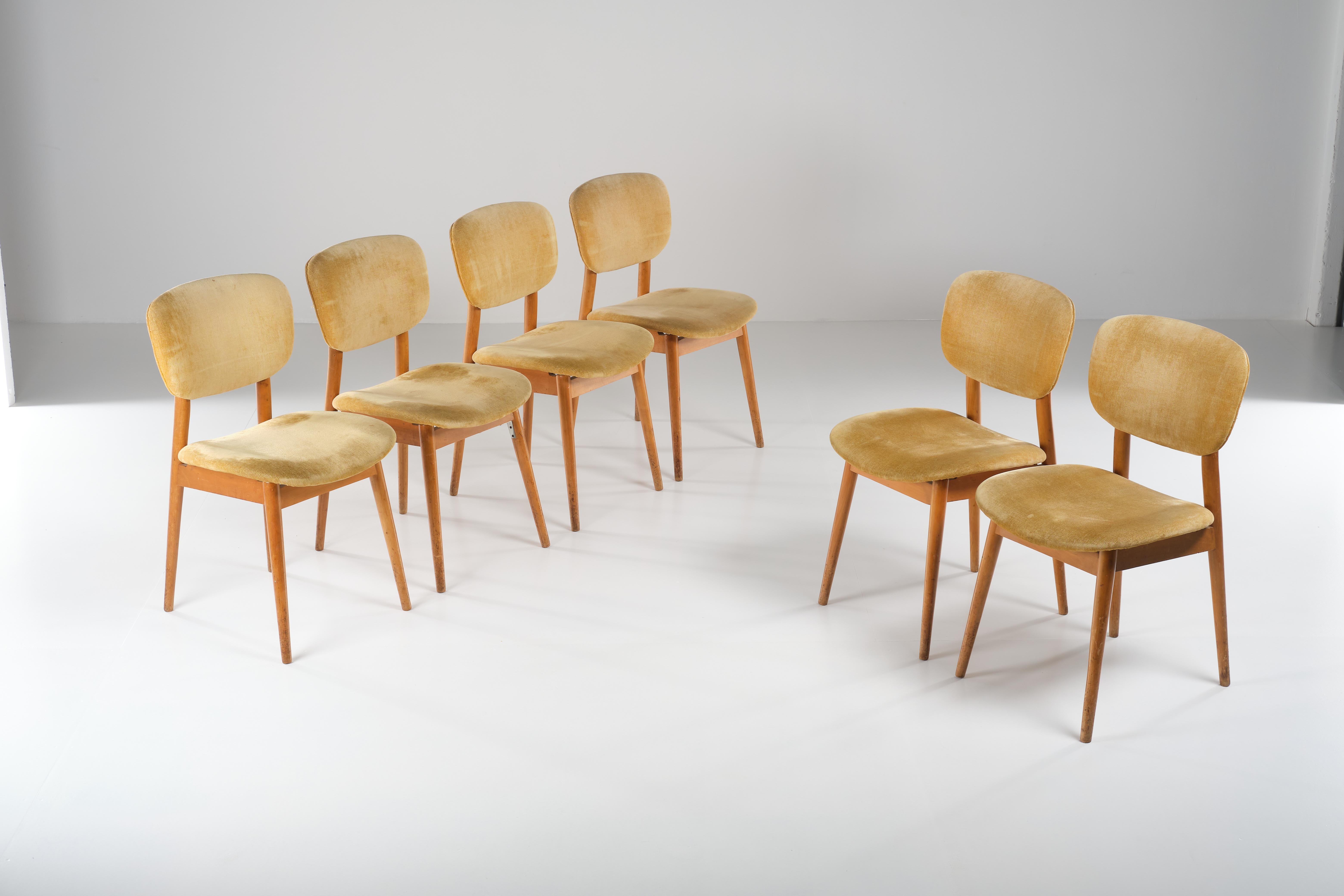 This set of 6 chairs has a simple form that recalls the classic lines of mid-century Nordic design, using wood, plywood and fabric, with brass details. An original and simple set that allows you to breathe in the atmosphere of a great design season,