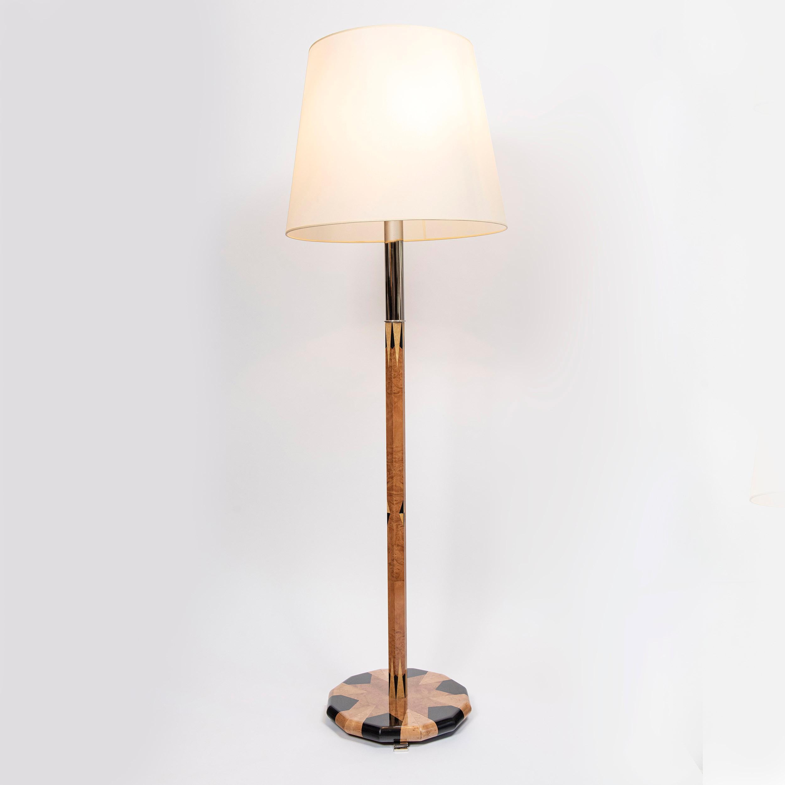 Satz von sechs Stehlampen aus Holz mit Intarsien und verchromtem Metall. Frankreich.
Der Lampenschirm ist nicht inbegriffen.