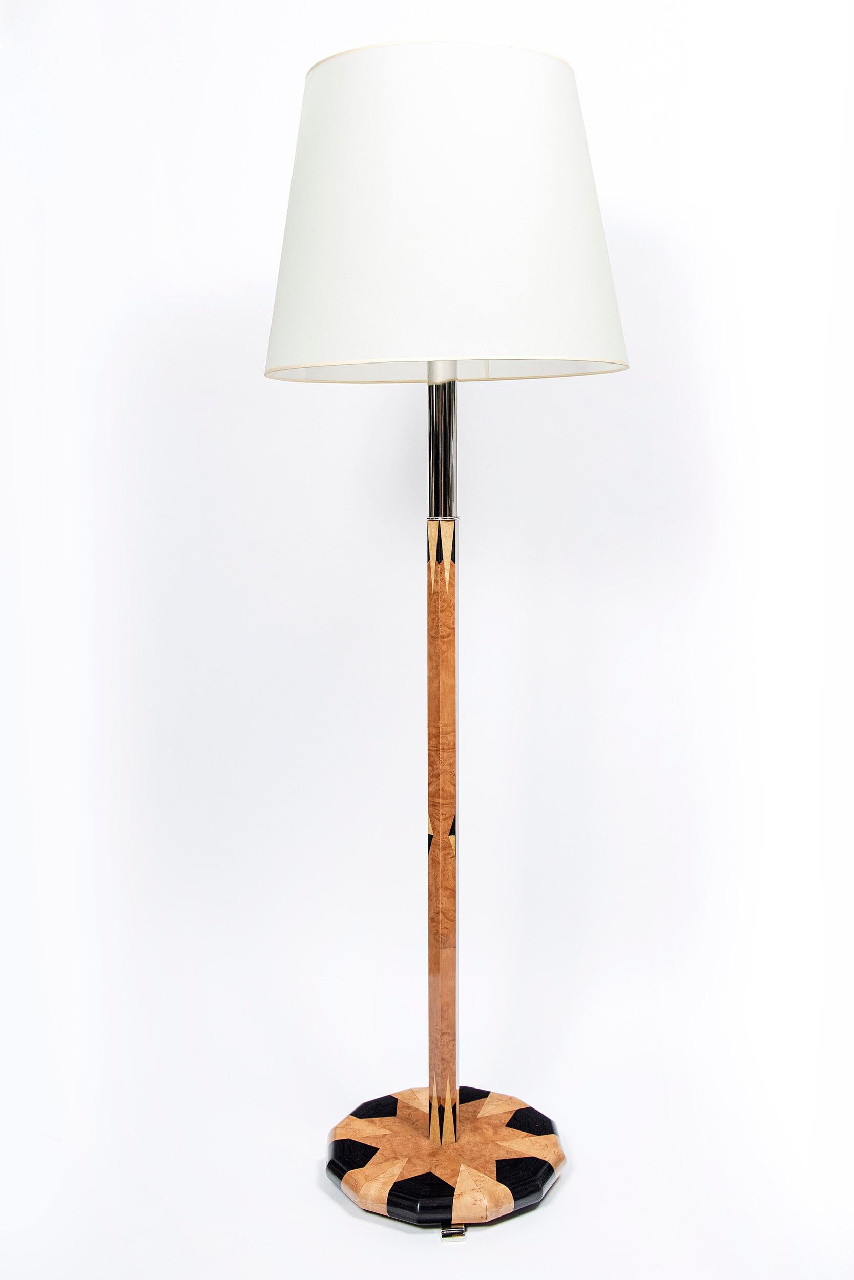 Satz von sechs Stehlampen aus Holz mit Intarsien und Chrommetall, Frankreich. (Art déco) im Angebot
