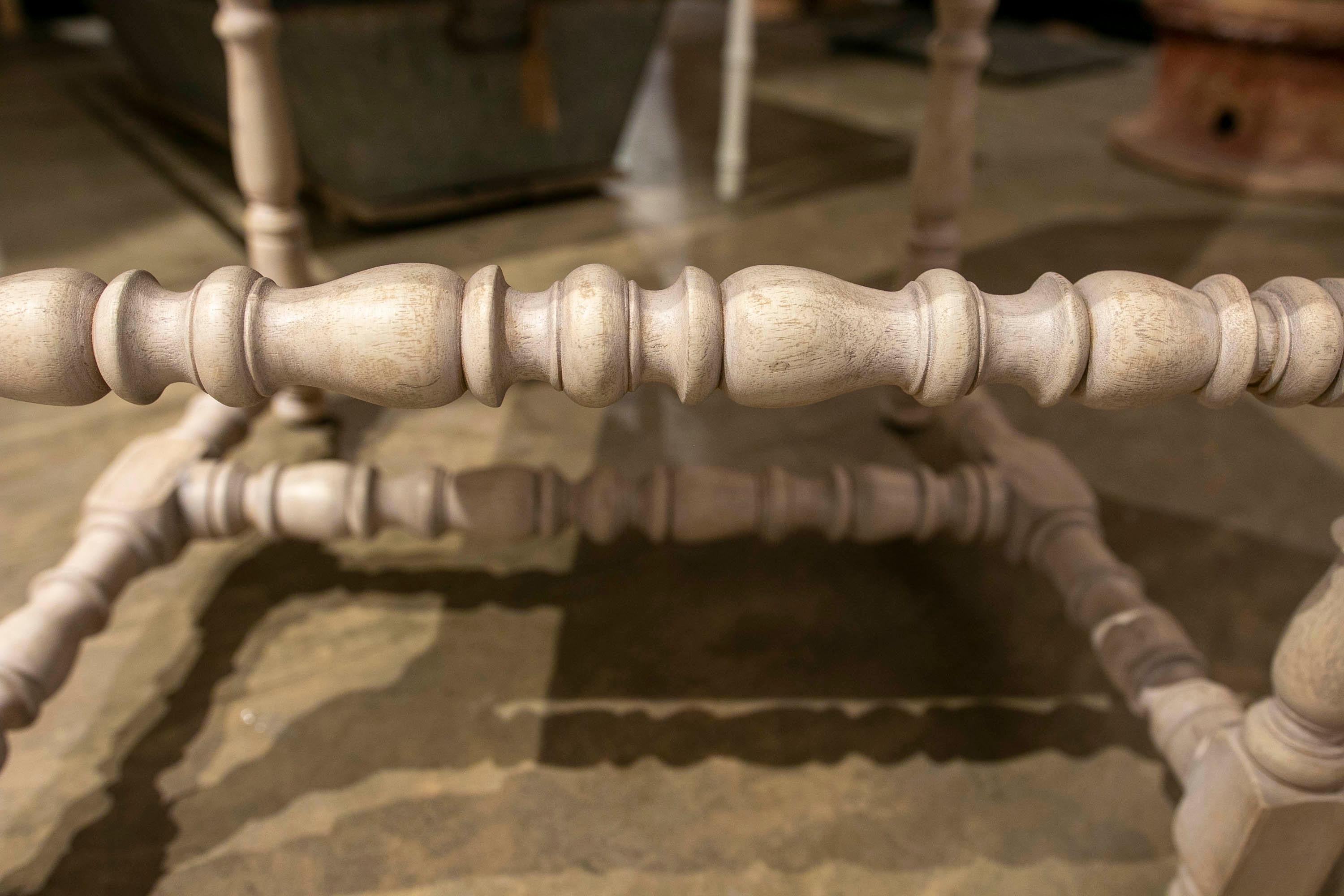 Set di sei sedie da pranzo con schienale alto in legno da tappezzare in vendita 3