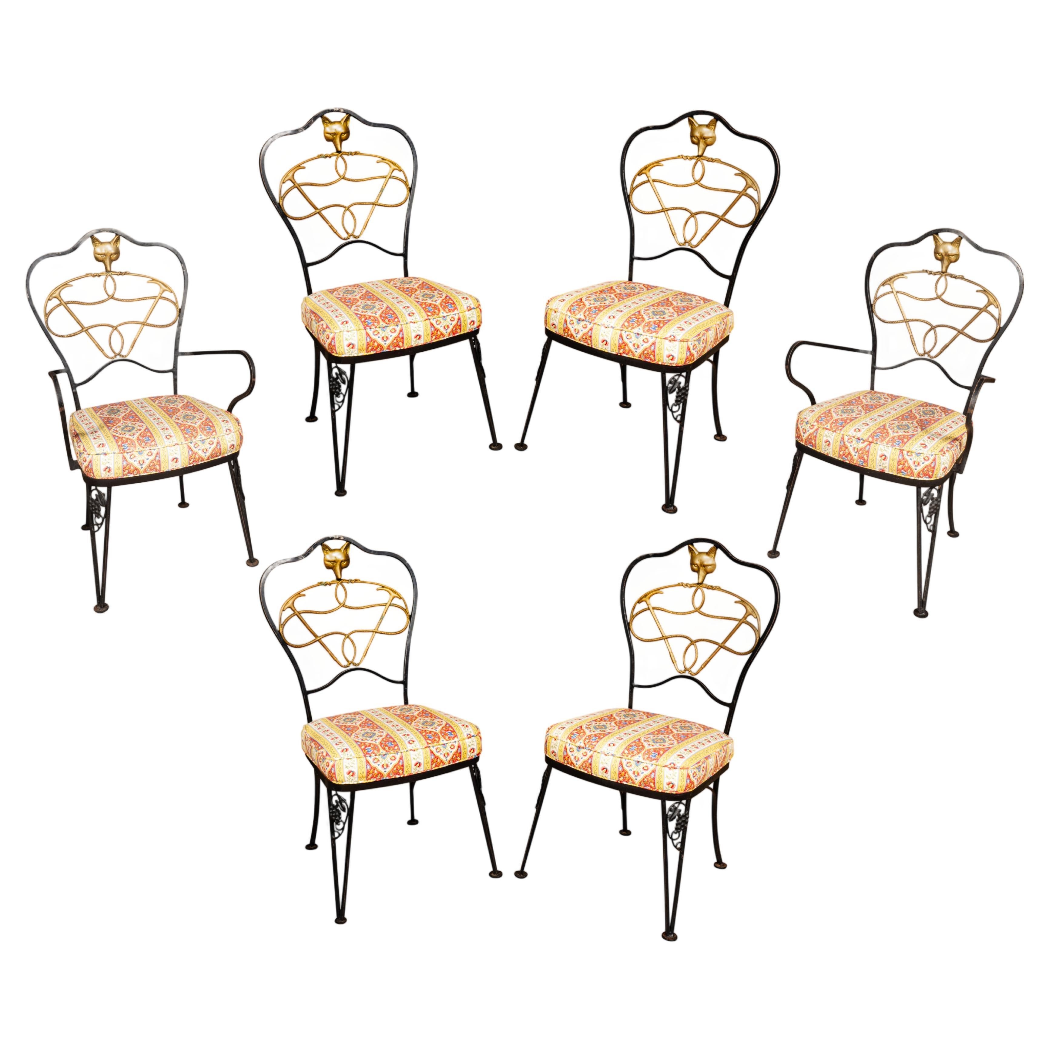 Set aus sechs schmiedeeisernen und messingfarbenen Esszimmerstühlen mit Fuchs- Jagdthema im Angebot