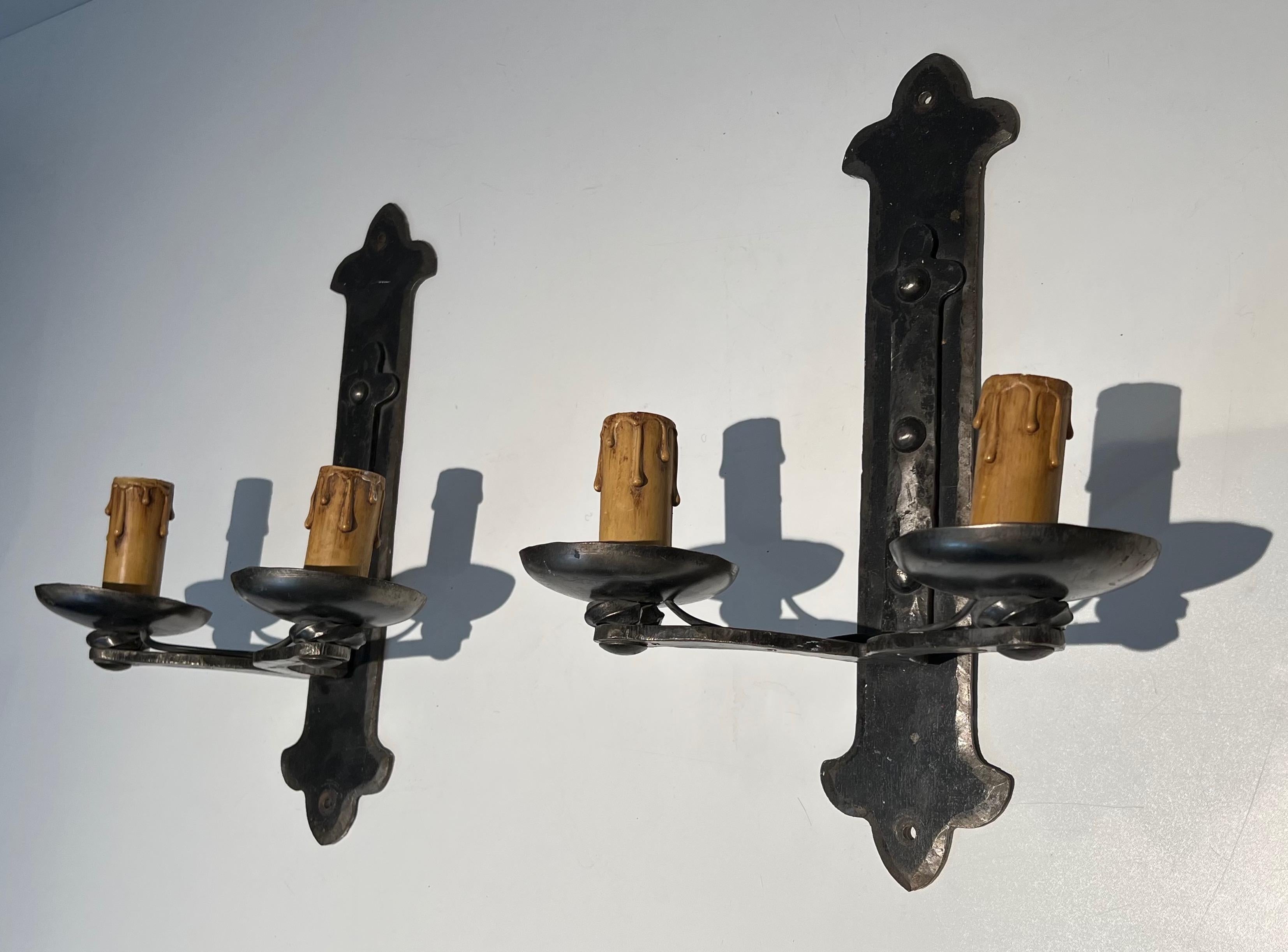 Set of Six Wrought Iron Wall Lights in the Gothic Style. Circa 1950 In Good Condition For Sale In Marcq-en-Barœul, Hauts-de-France