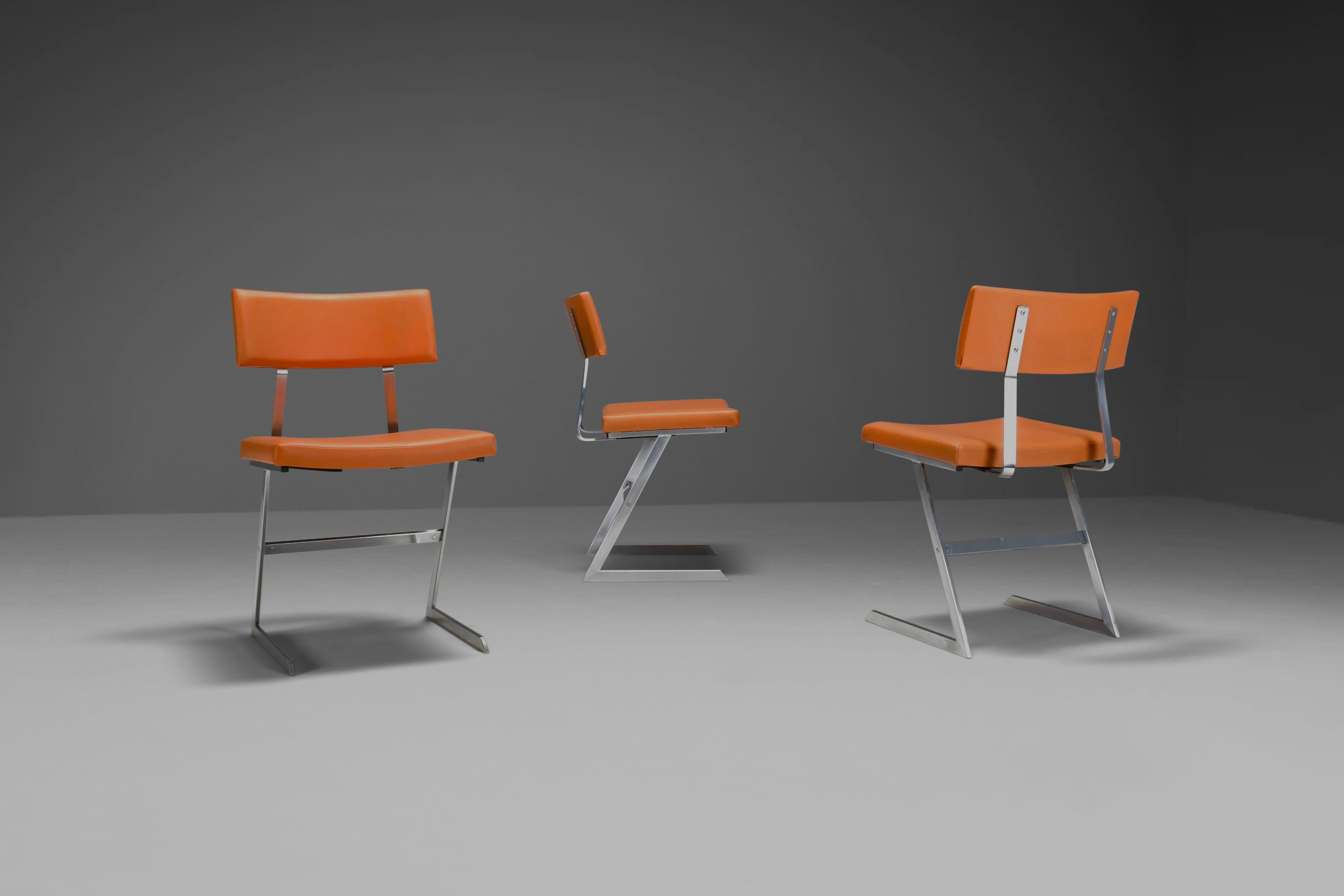 Set of Six ‘Zig Zag’ Chairs in Metal and Orange Leatherette, Belgium 1960s In Good Condition For Sale In Echt, NL