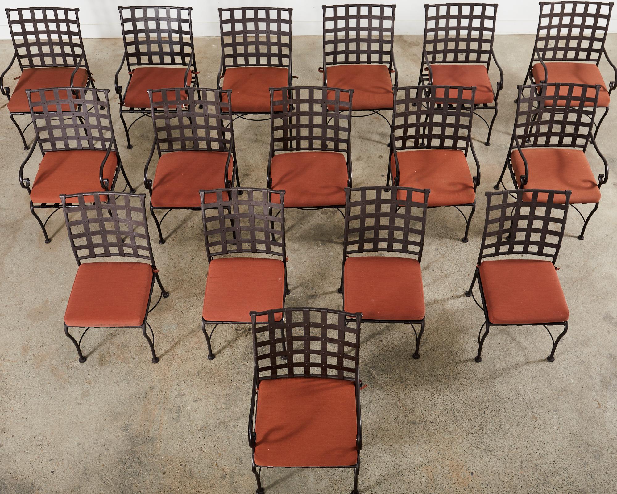 Néoclassique Ensemble de seize chaises de salle à manger de jardin Brown Jordan, style Florentine  en vente