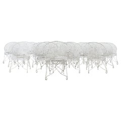 Ensemble de seize chaises de jardin françaises en fer et en fil de fer