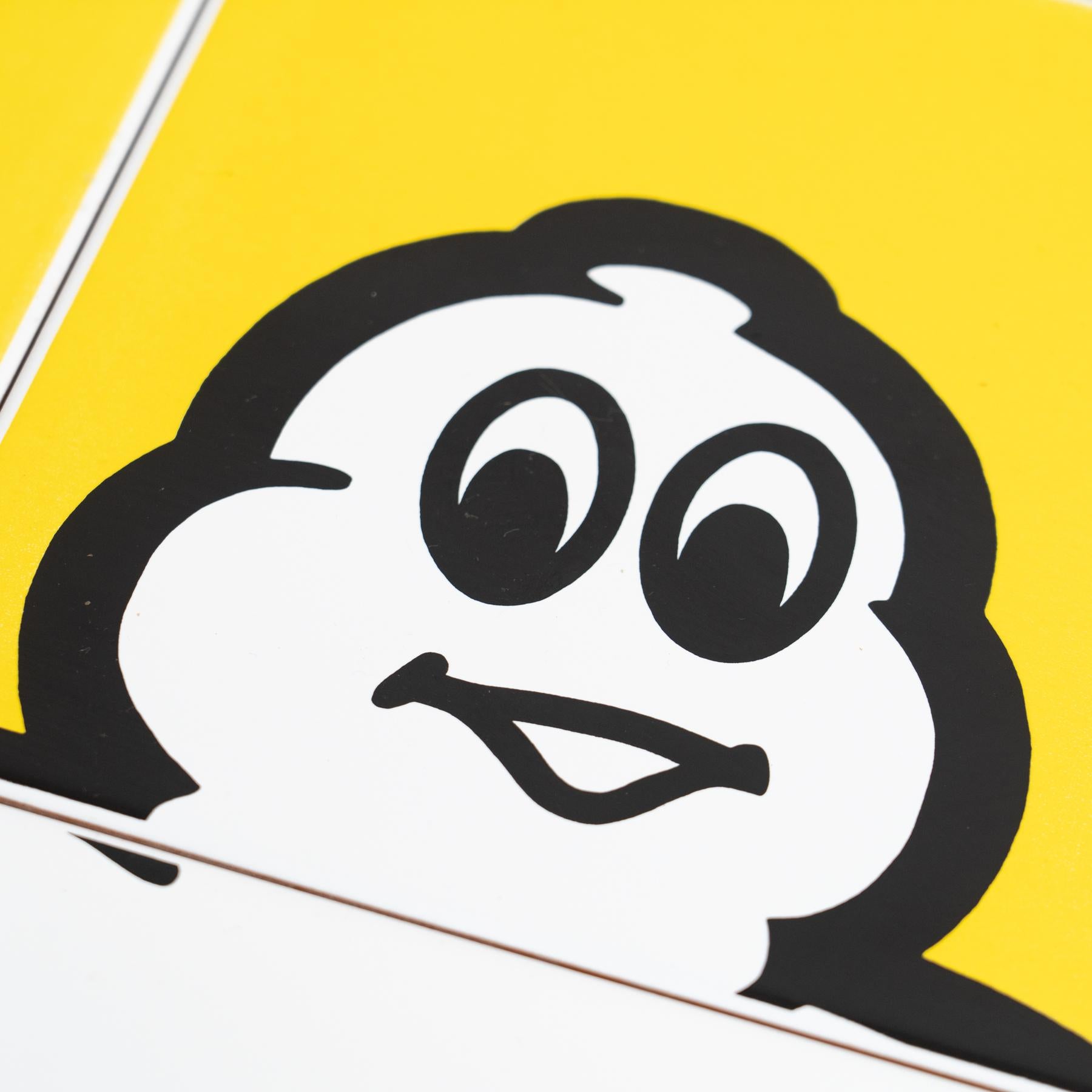 Sechzehn Michelin Man Kacheln, circa 1960 im Angebot 3
