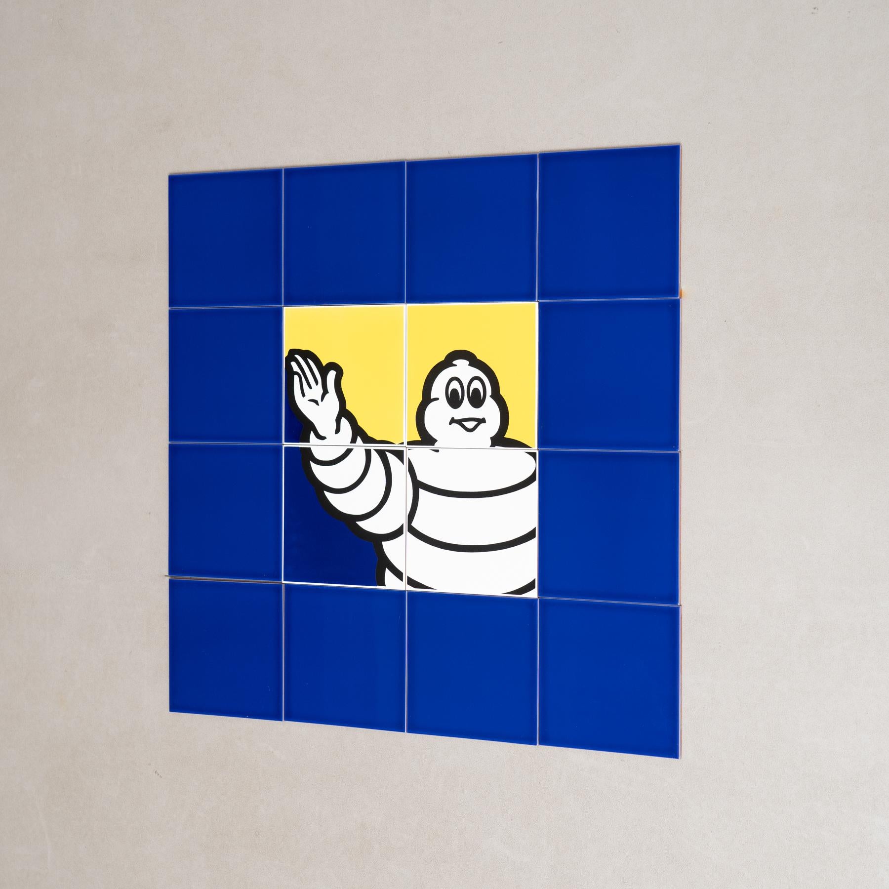 Sechzehn Michelin Man Kacheln, circa 1960 (Moderne der Mitte des Jahrhunderts) im Angebot