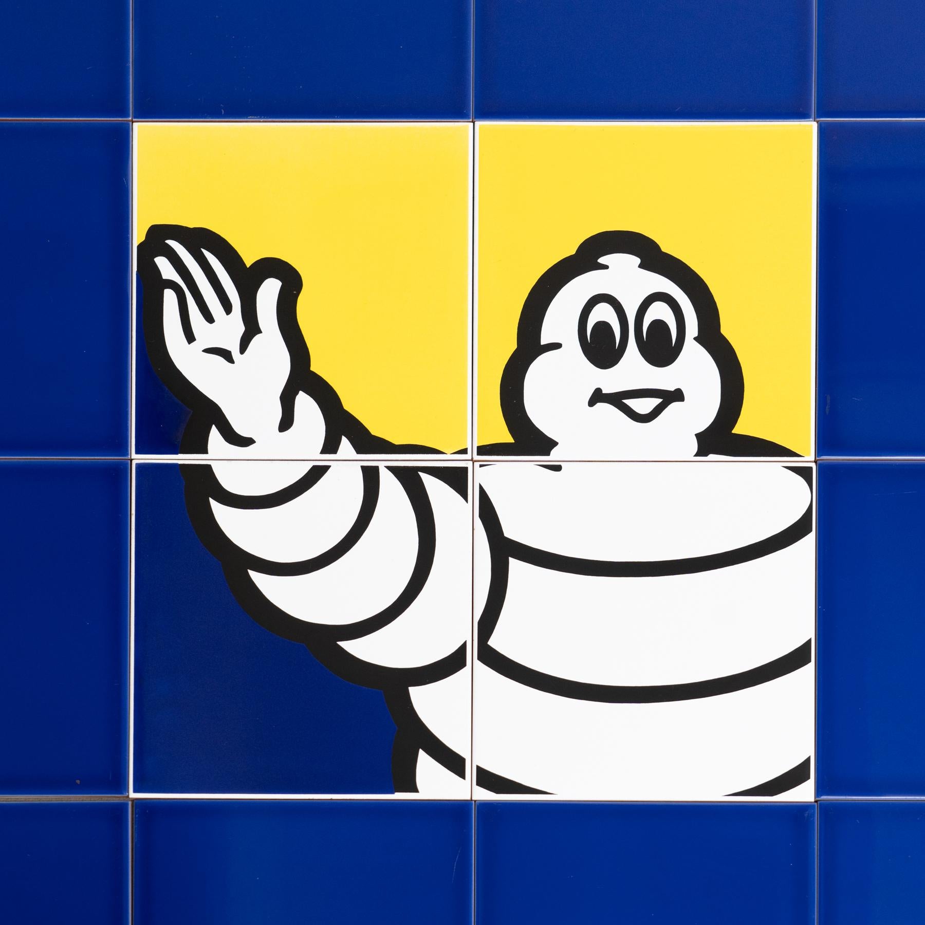 Sechzehn Michelin Man Kacheln, circa 1960 (Spanisch) im Angebot
