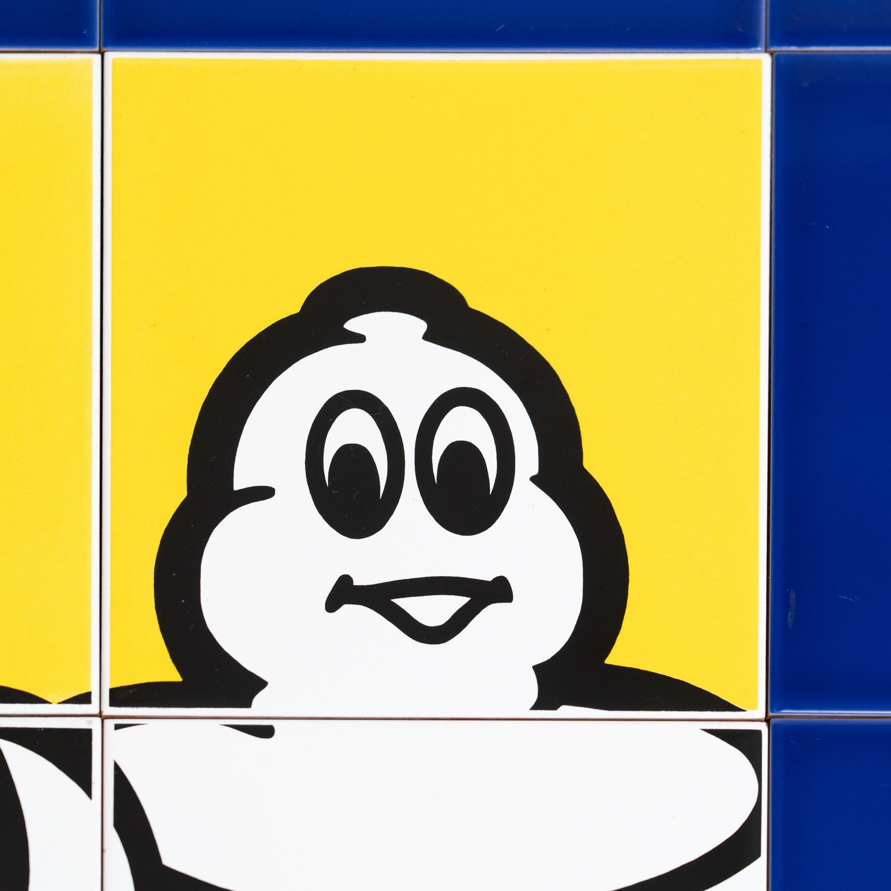 Sechzehn Michelin Man Kacheln, circa 1960 im Zustand „Gut“ im Angebot in Barcelona, ES