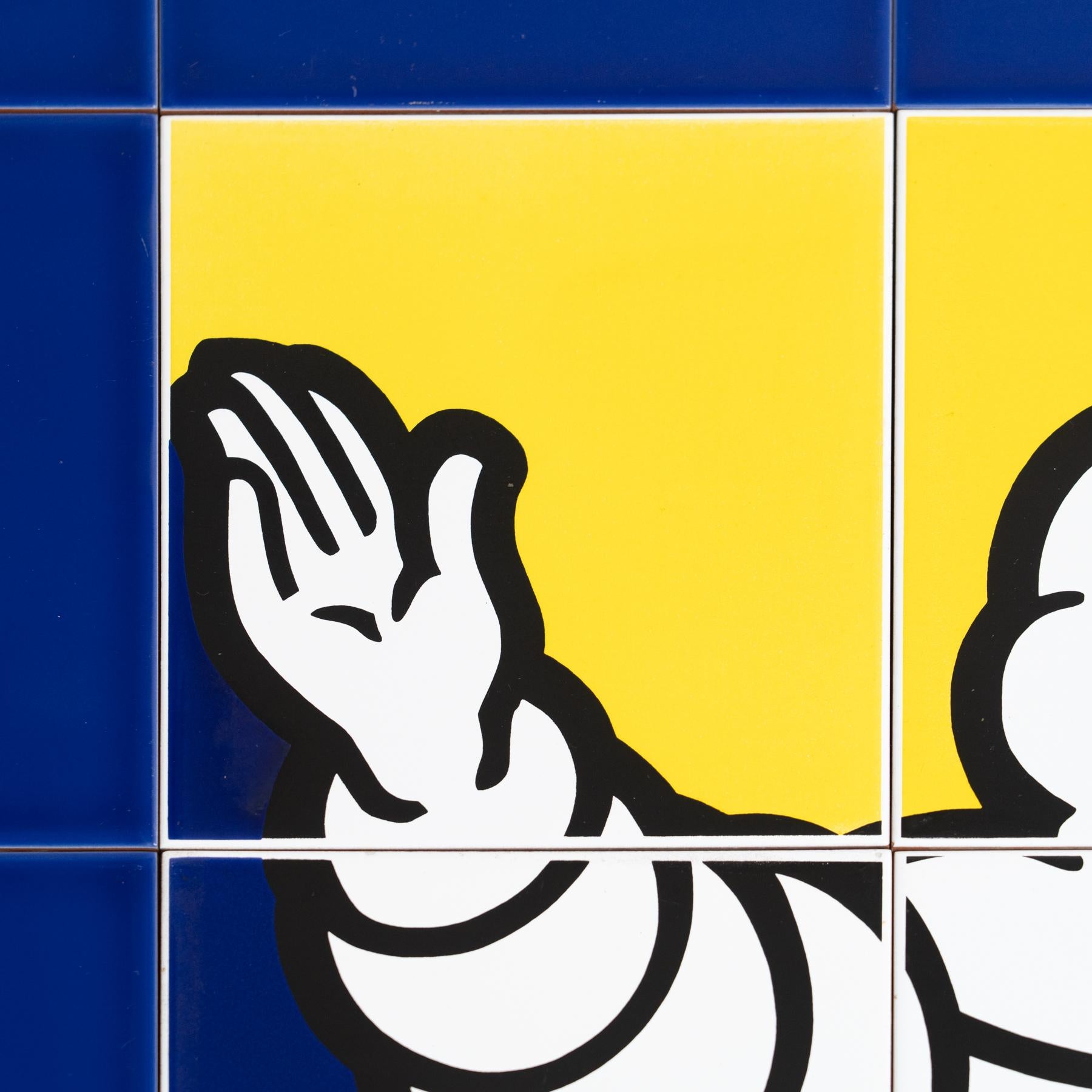 Sechzehn Michelin Man Kacheln, circa 1960 (Keramik) im Angebot