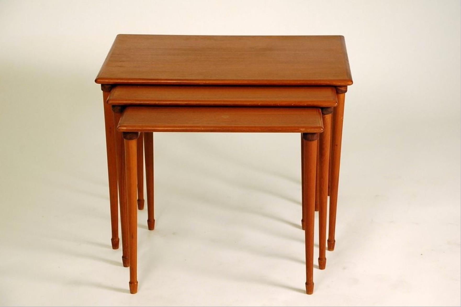 Set aus schlanken skandinavischen Nisttischen von Brode Blindheim.

Einfach, vielseitig und elegant.

Originalanhänger abgebildet.