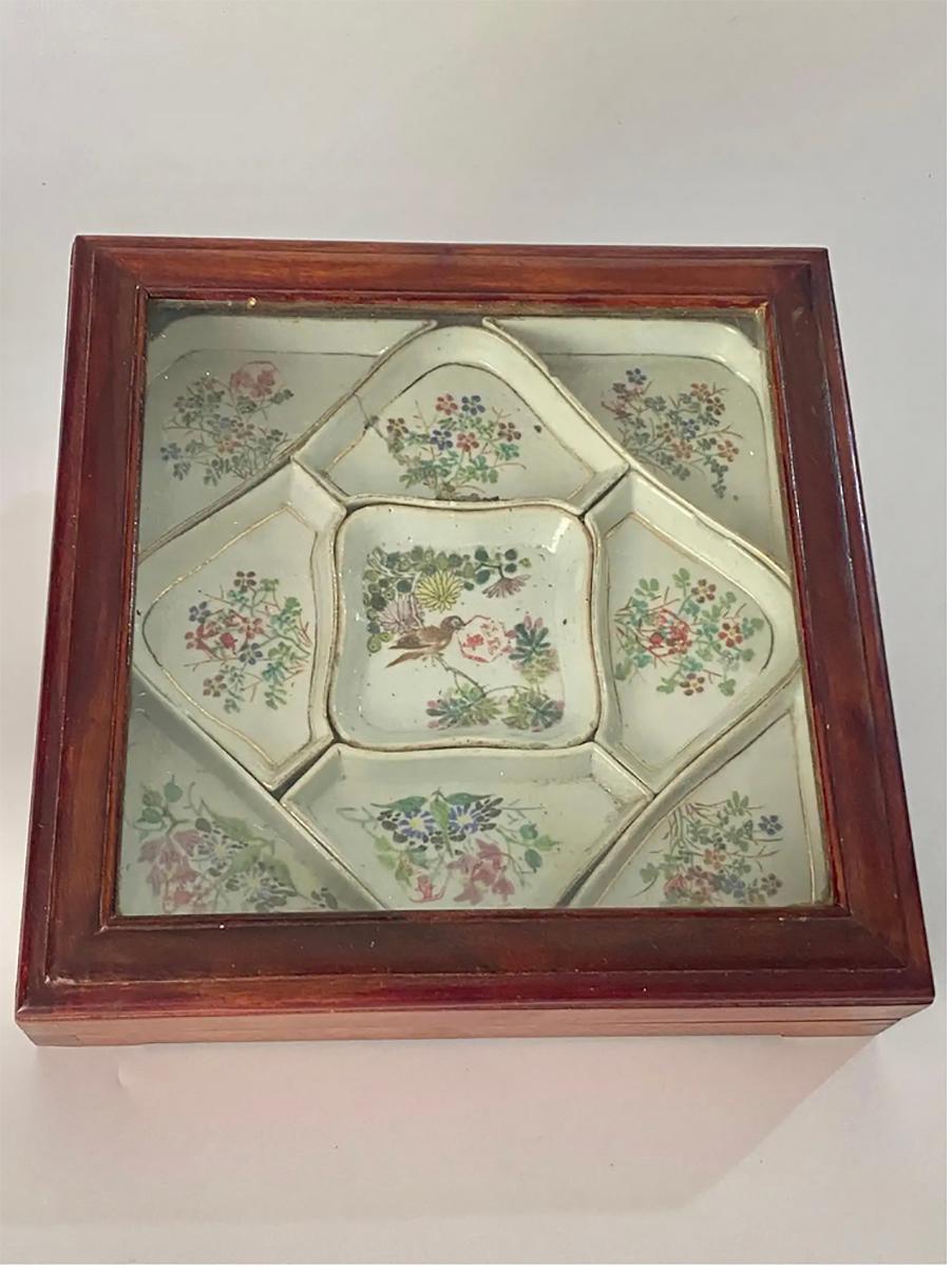 In a wood box, a set of serving Dish in porcelain. there are Hand painted, with a mark underneath. Some have a small chip, see detailed pictures. It has been made in China 19th century.
 