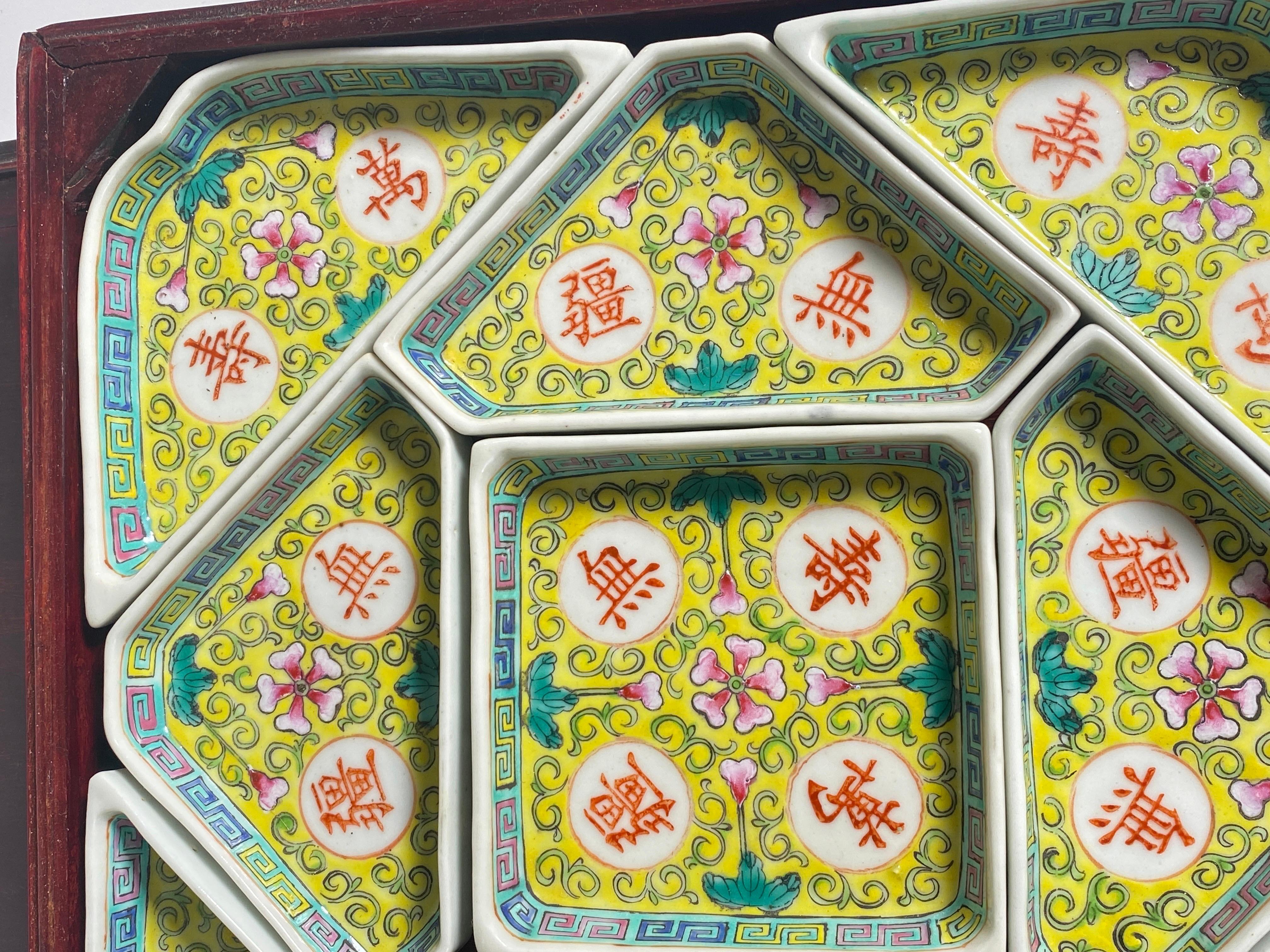 Chinese Export Set of Small Porcelain Serving Bowls, in a Wooden Box, China, 19th Century For Sale