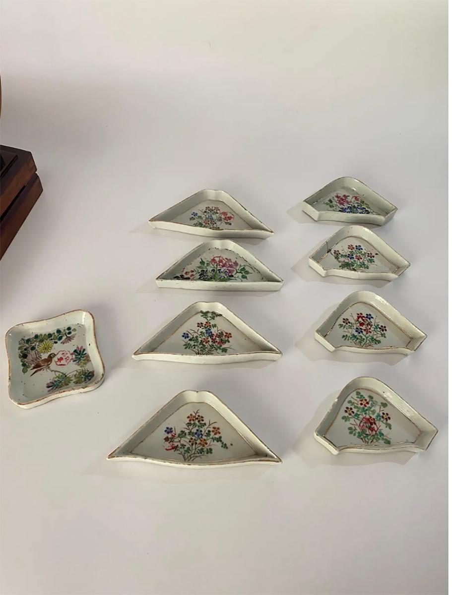 Chinese Set of Small Porcelain Serving Dish, in Wooden Box, China, 19th Century For Sale