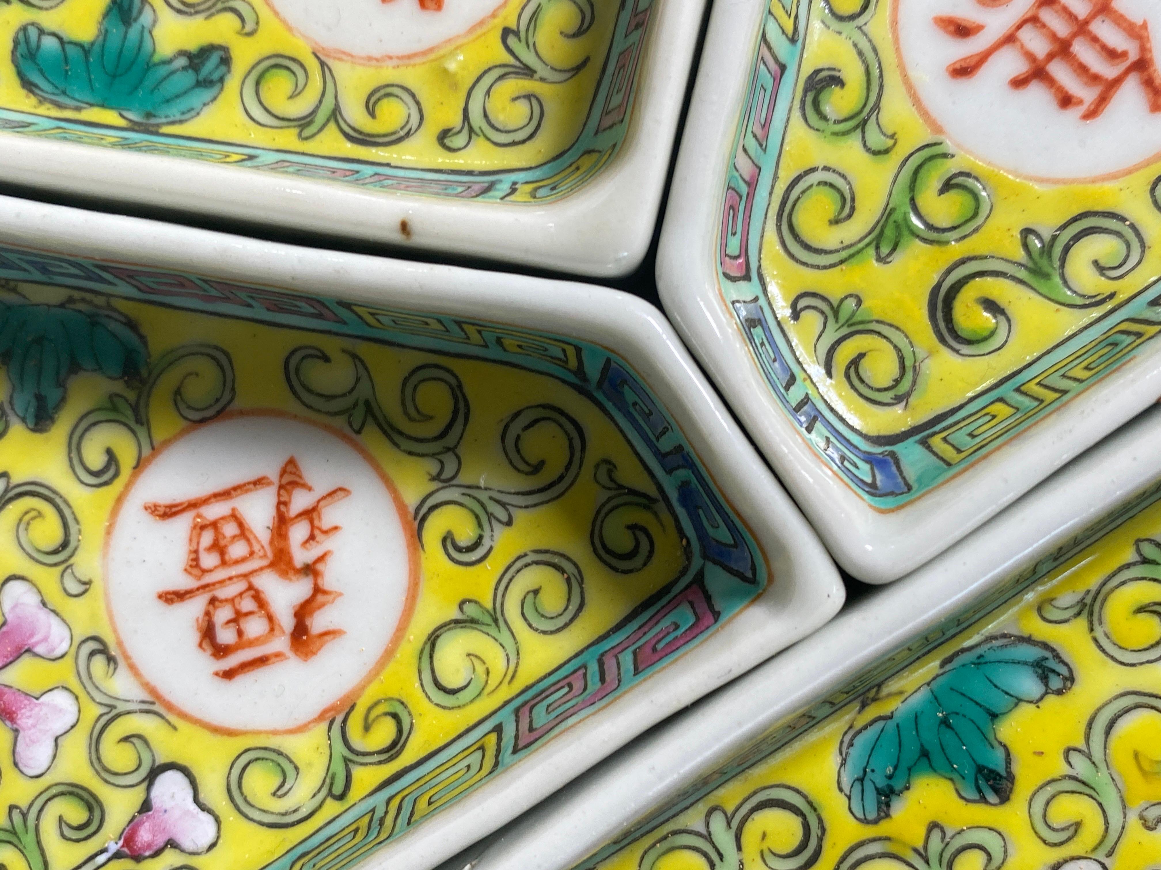 Hand-Painted Set of Small Porcelain Serving Bowls, in a Wooden Box, China, 19th Century For Sale
