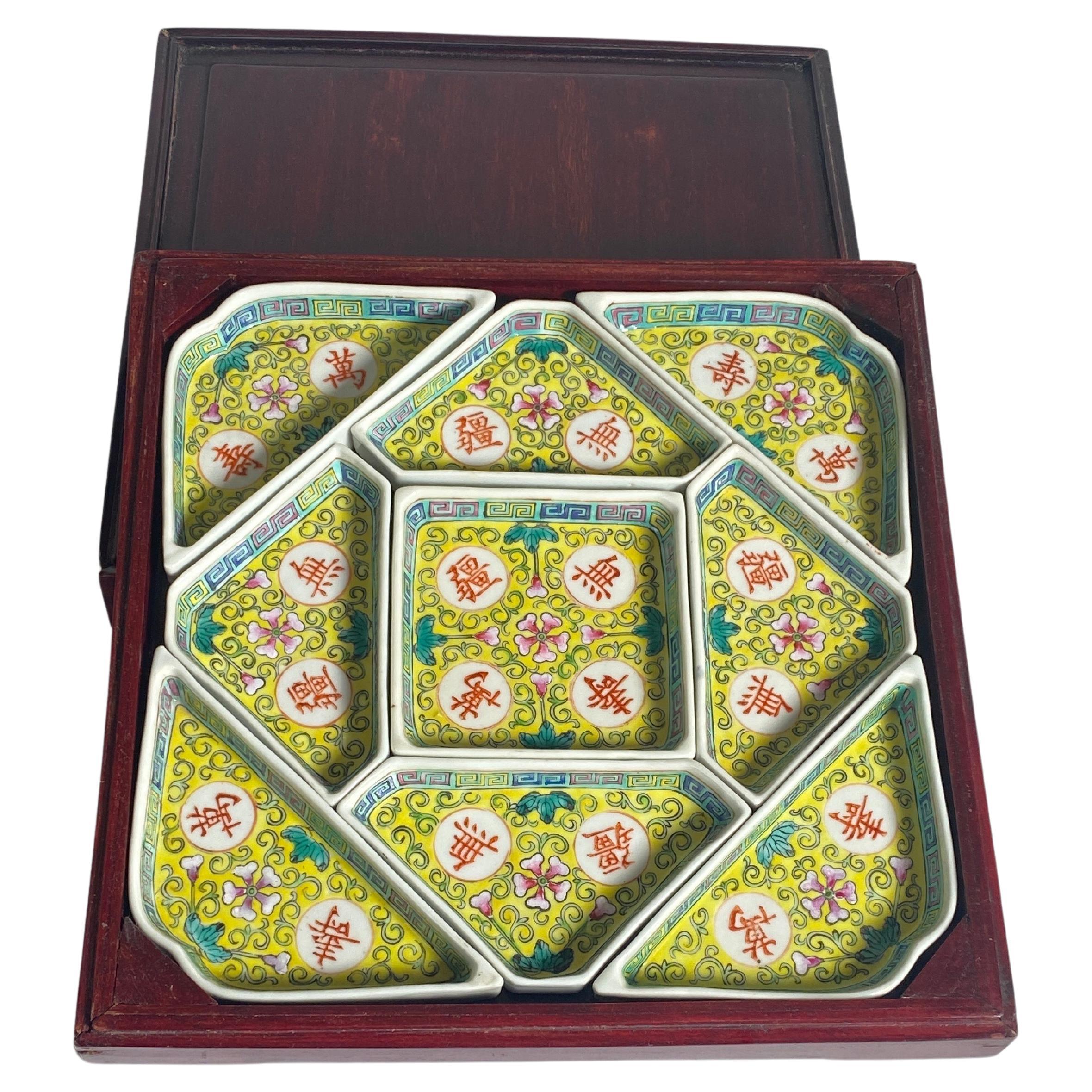 Set of Small Porcelain Serving Bowls, in a Wooden Box, China, 19th Century For Sale
