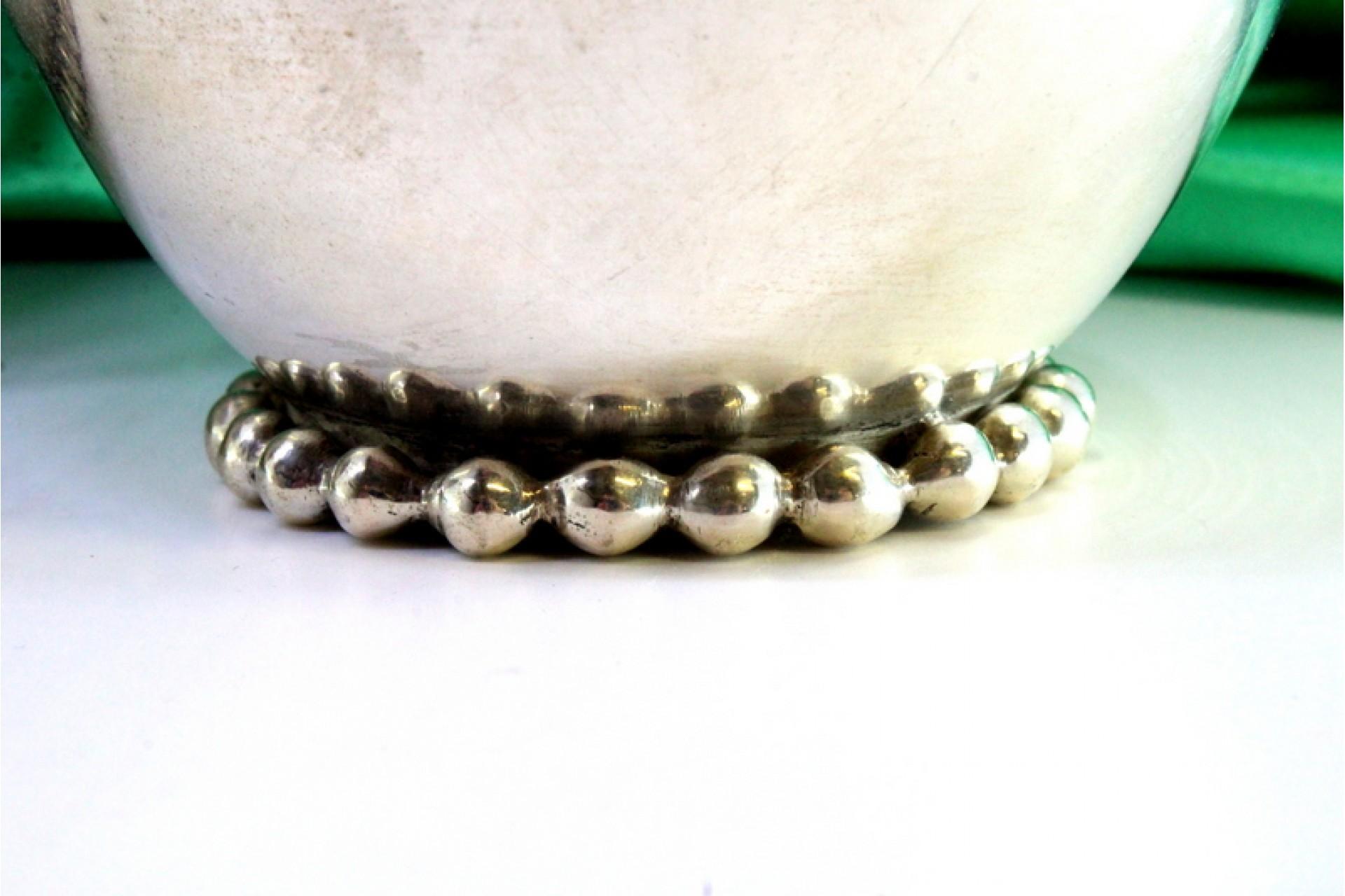 Set of smooth, round silver jugs with pearls on the rim and circular base In Good Condition For Sale In Porto, PT