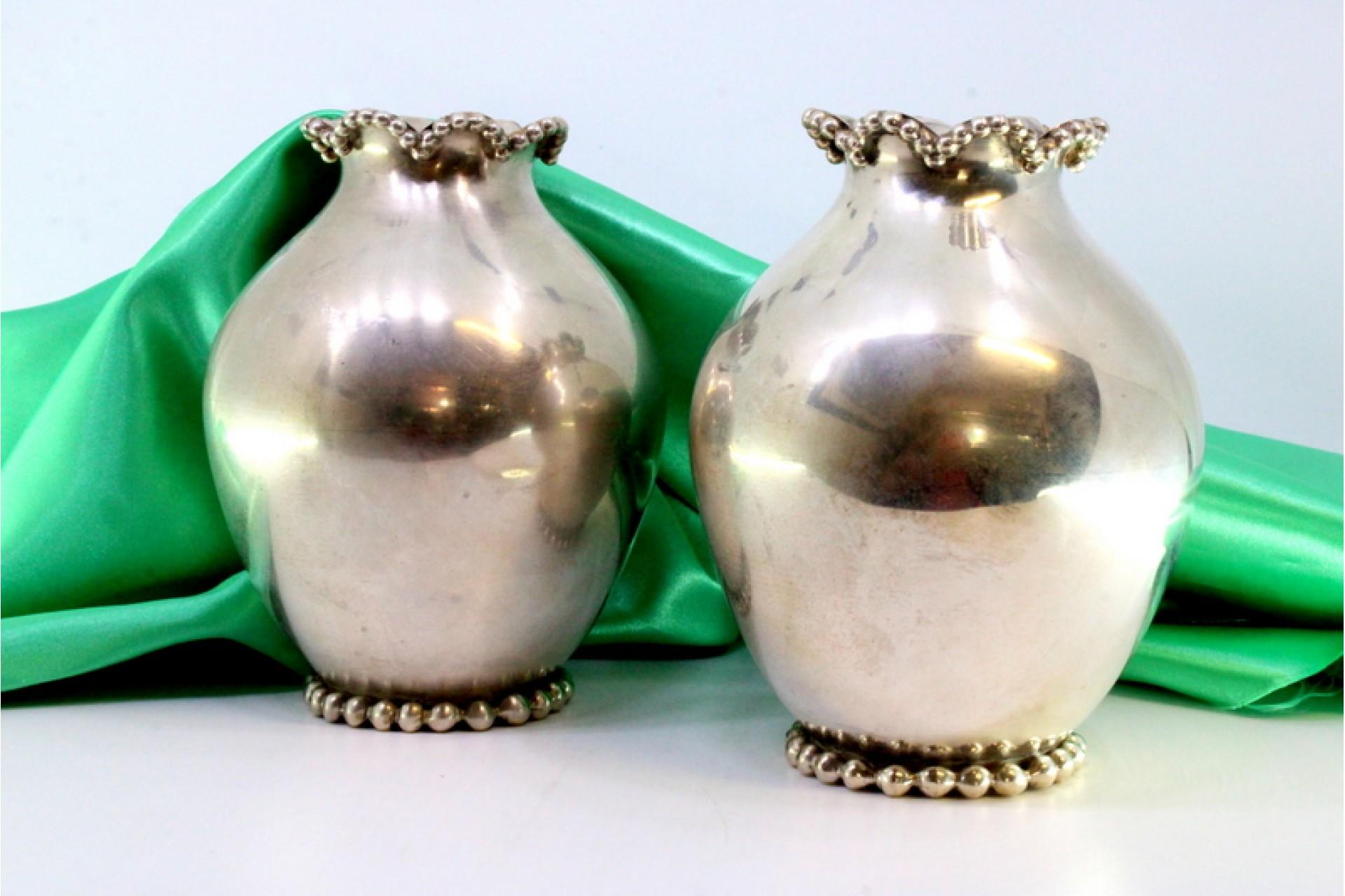20th Century Set of smooth, round silver jugs with pearls on the rim and circular base For Sale